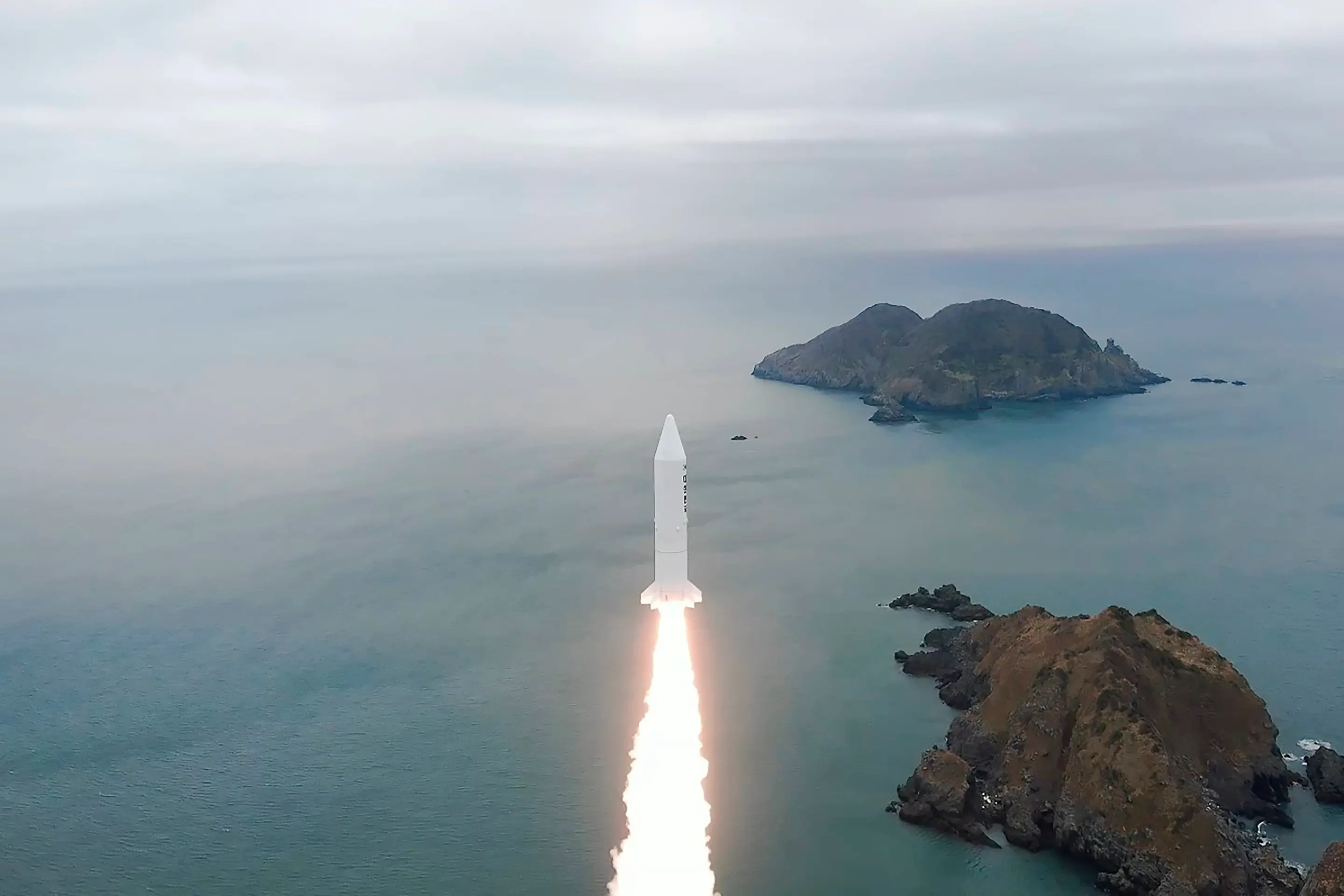 Južná Kórea v stredu 30. marca 2022 uskutočnila prvý úspešný test vesmírnej rakety na tuhé palivo.
