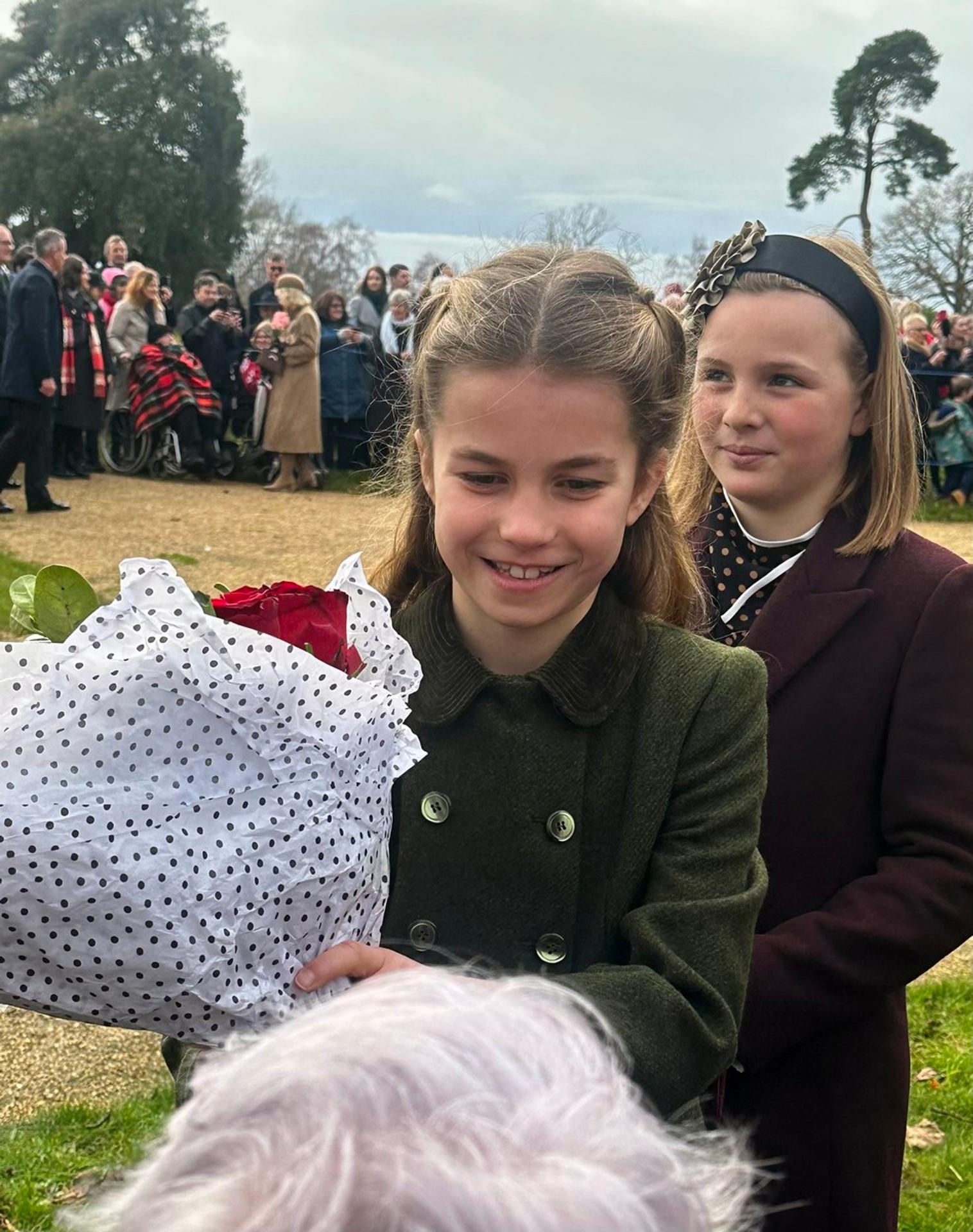 Princezná Charlotte si preberá kvety. 