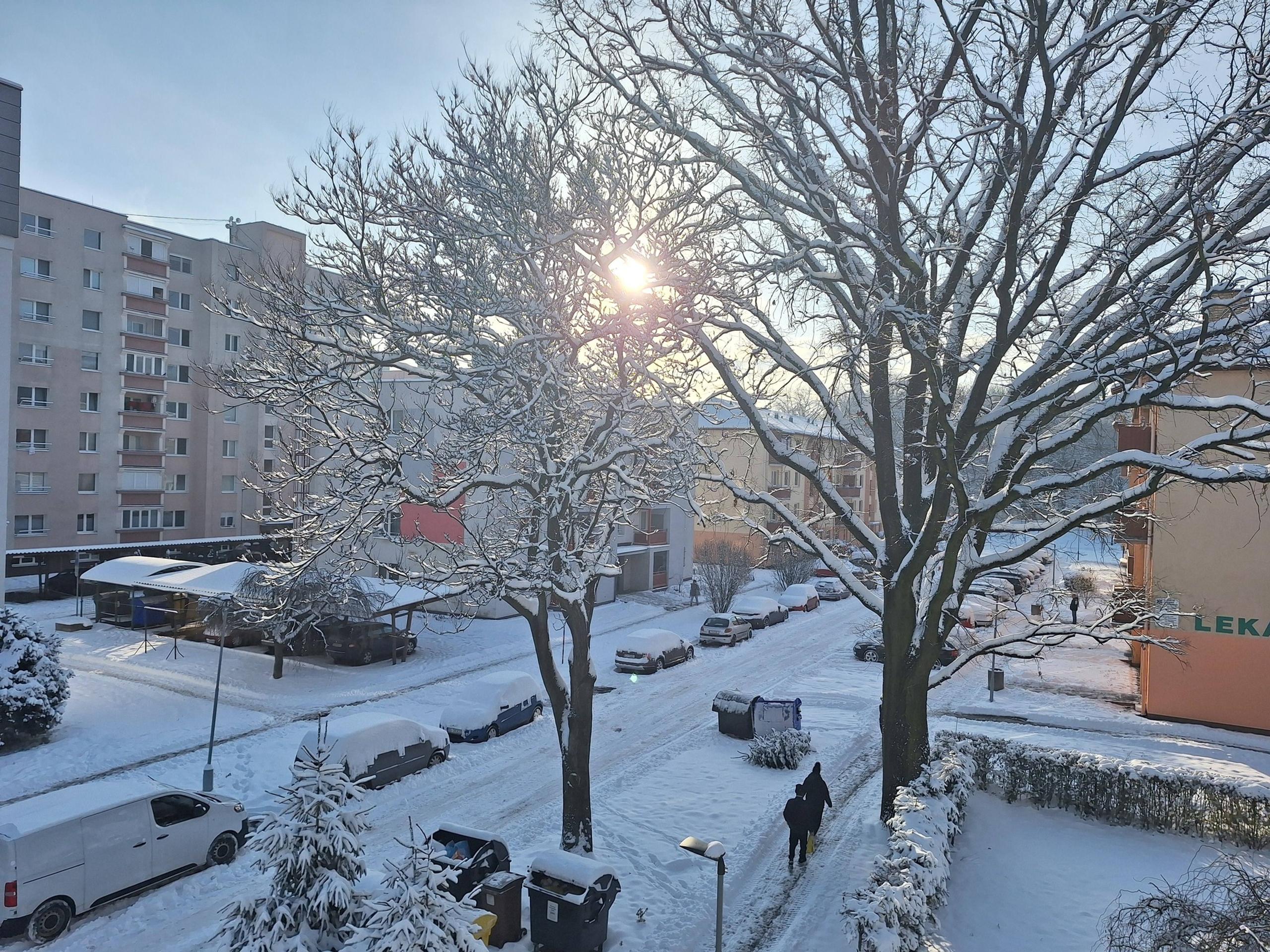 Zo snehu sa tešia aj v Lučenci.
