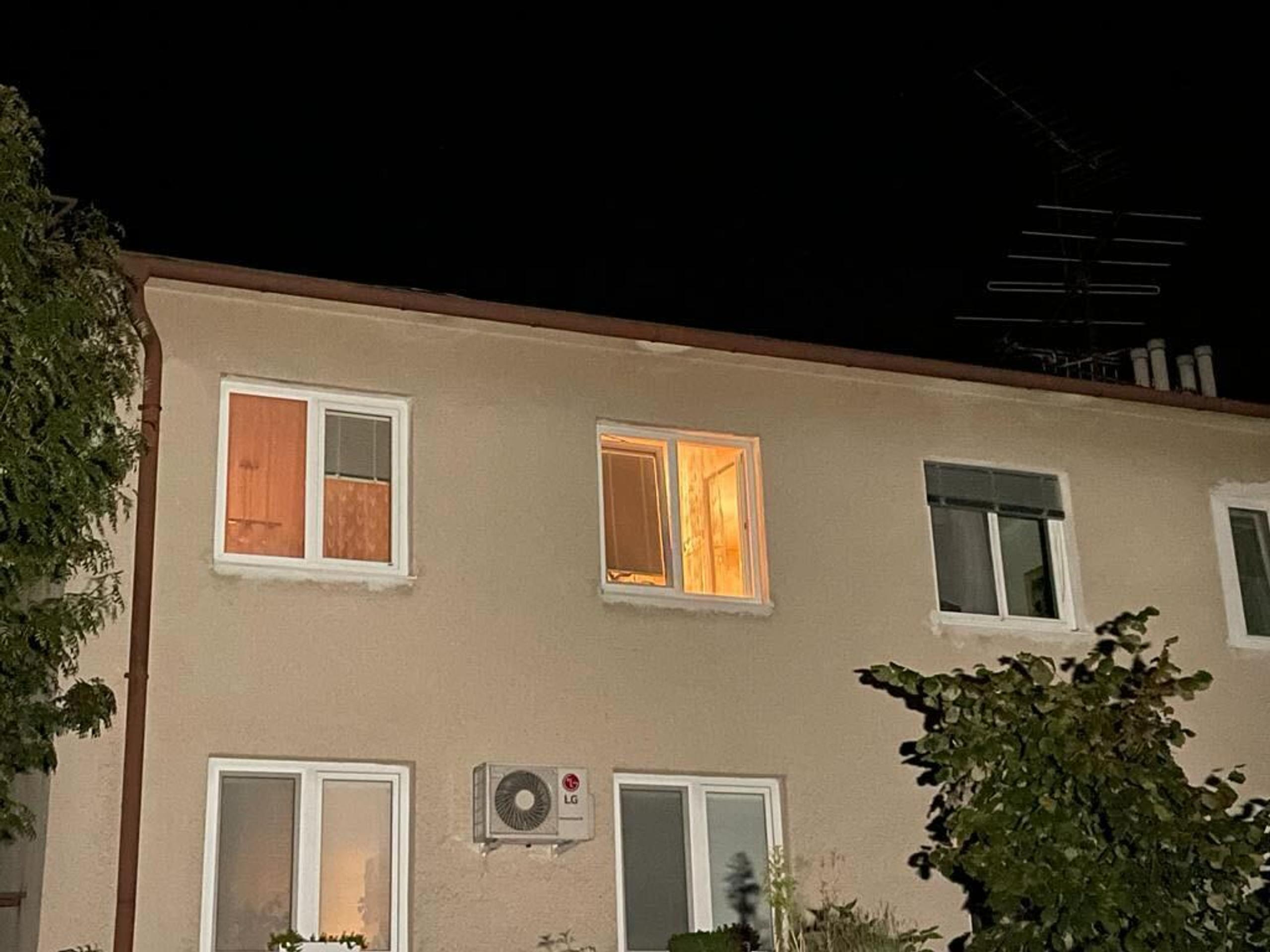 Okno, z ktorého vyšiel výstrel.