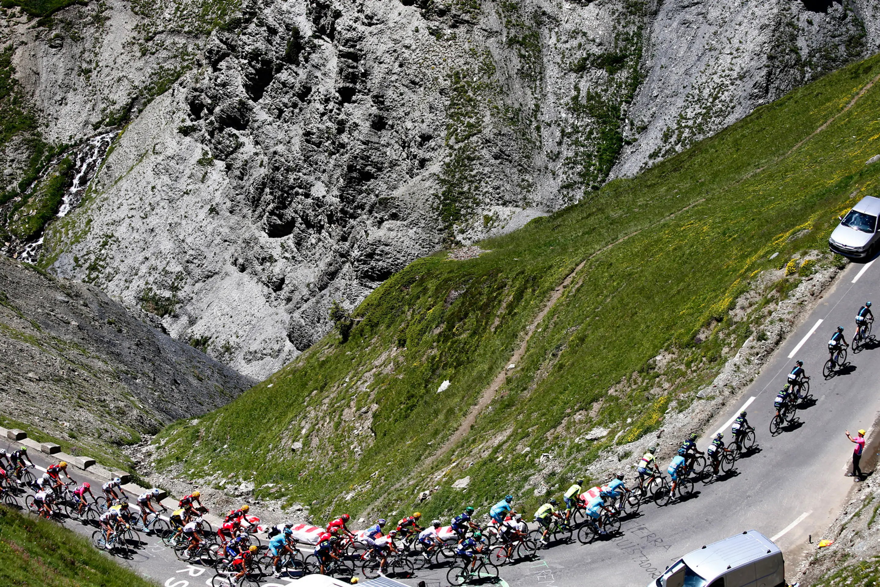 Cyklistický pelotón počas 8. Etapy v Pyrenejách na trati z Pau do Bagneres de Luchon.