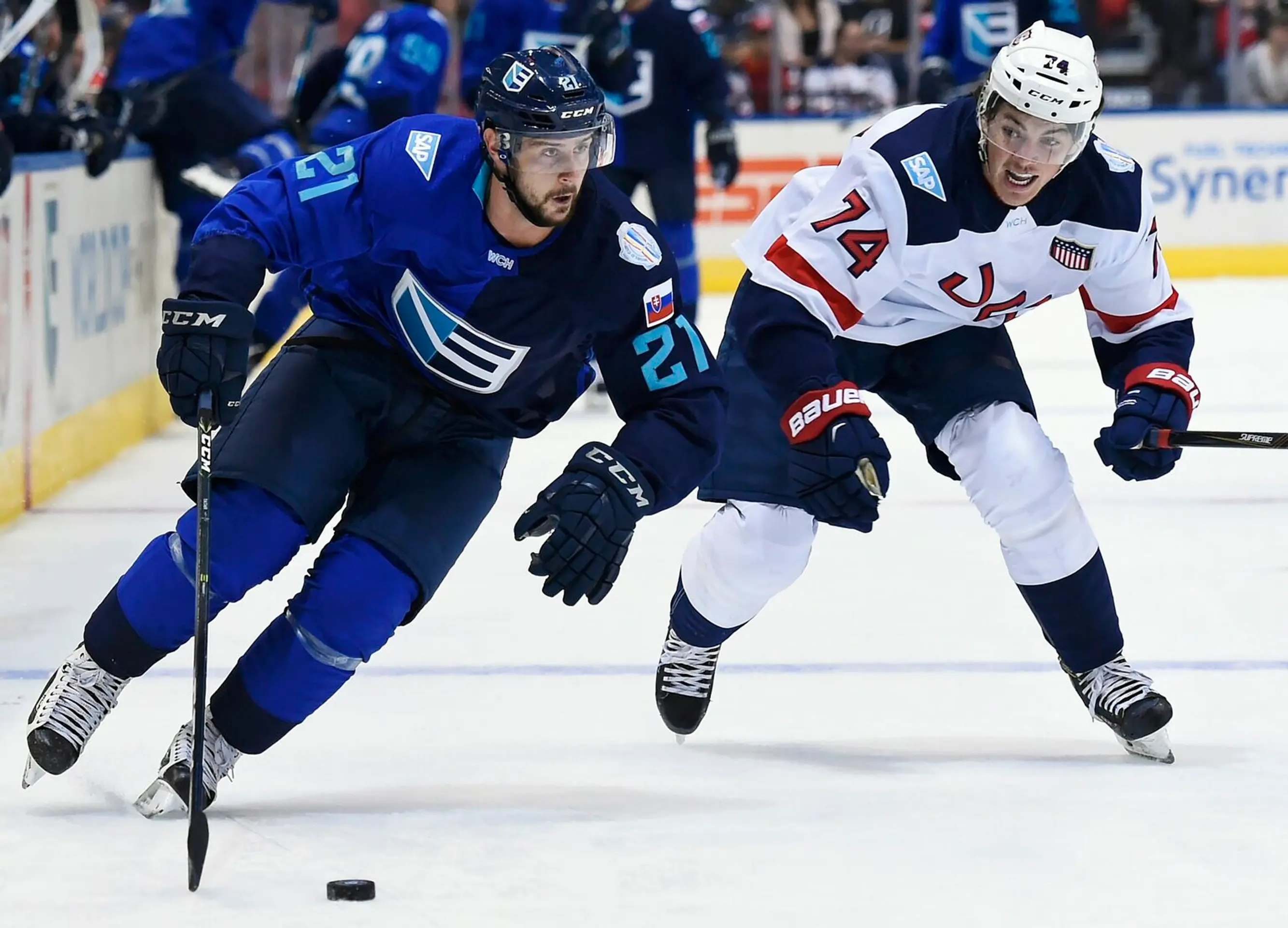 T.J. Oshie sa snaží dohnaťTomáša Tatara.