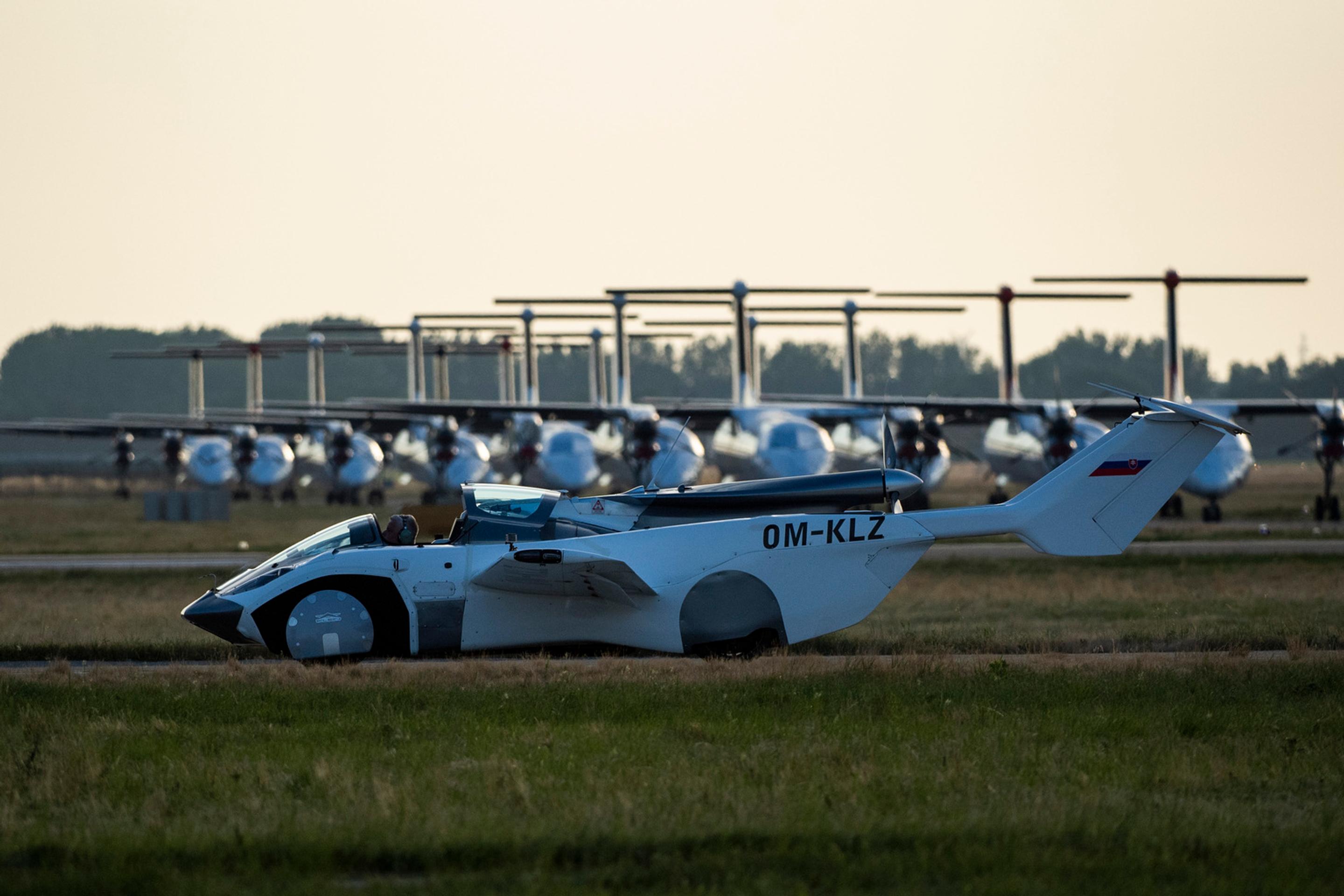 Lietajúce auto Aircar po prvý raz absolvovalo let medzi dvoma medzinárodnými letiskami