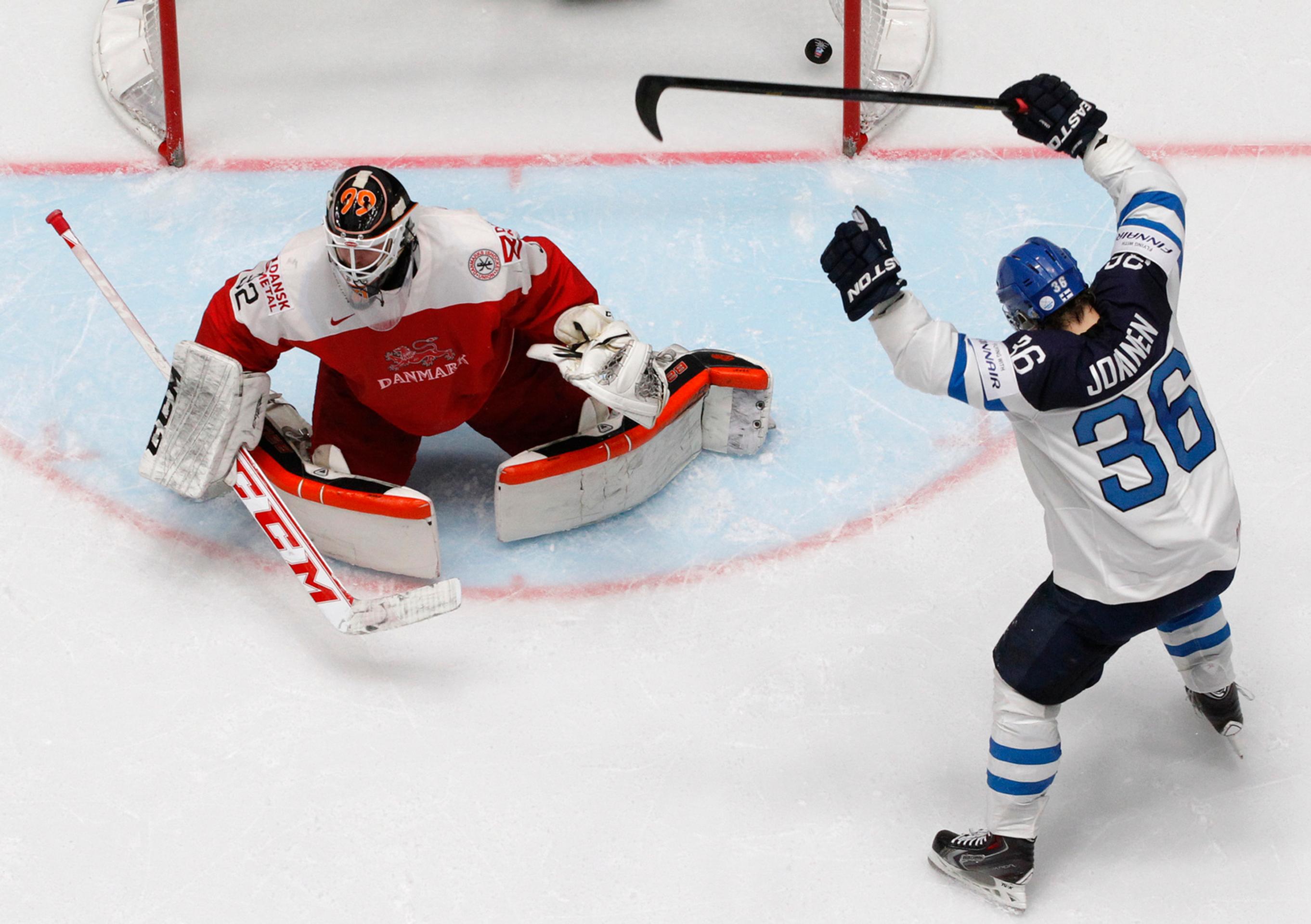 Dánsky brankár Sebastian Dam (vľavo) inkasuje gól v zápase štvrťfinále na MS v Rusku.
