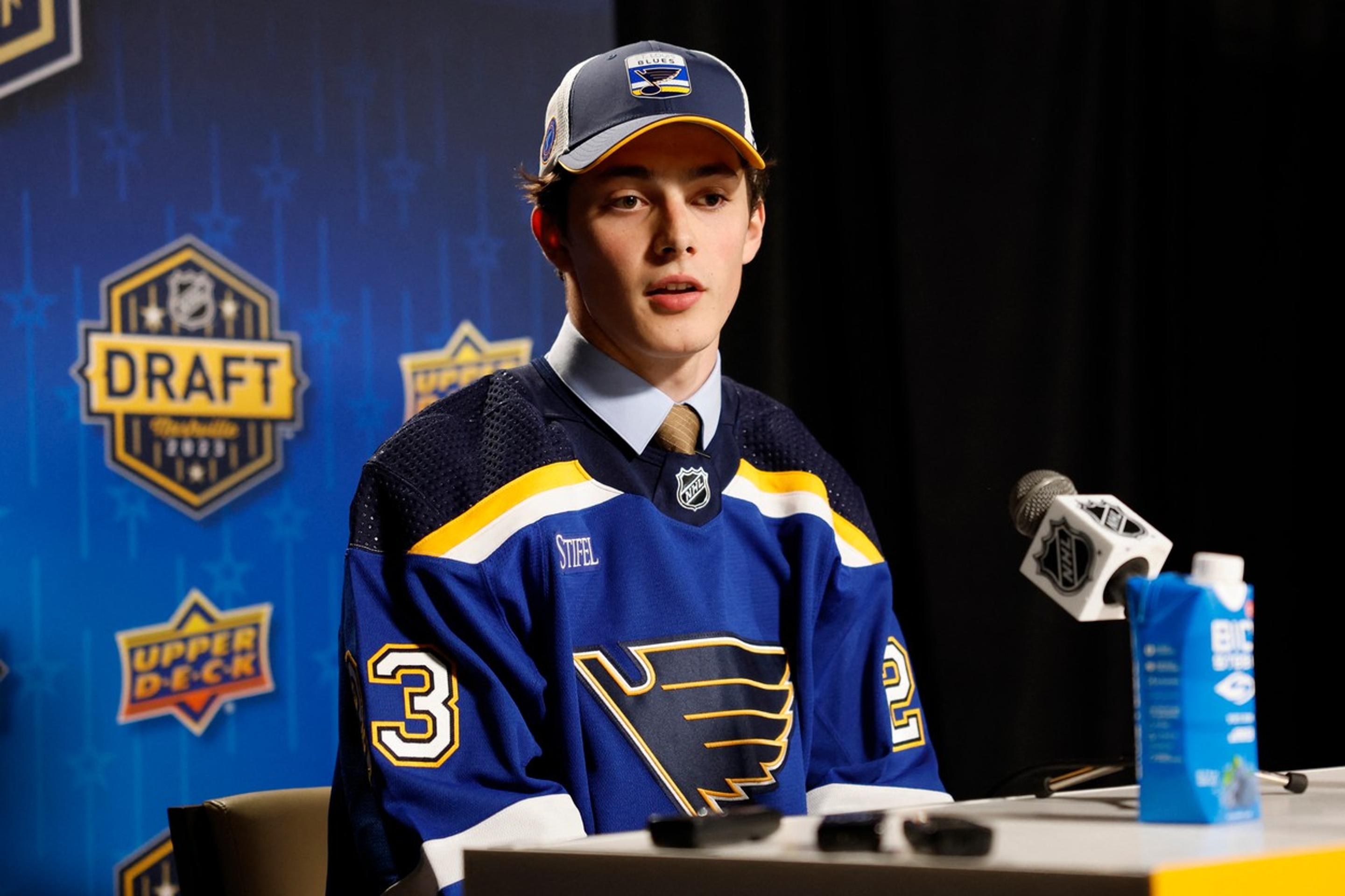 Dalibor Dvorský vystúpil pred médiami po tom, ako bol na NHL draft 2023 vybratý St. Louisom.