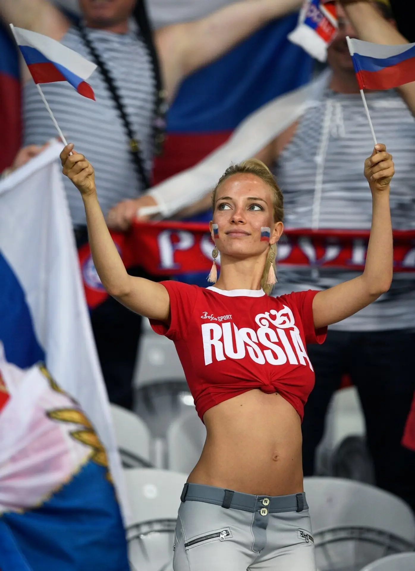 Aj ženy majú rady futbal. Na tieto fanúšičky sa veru dobre pozerá