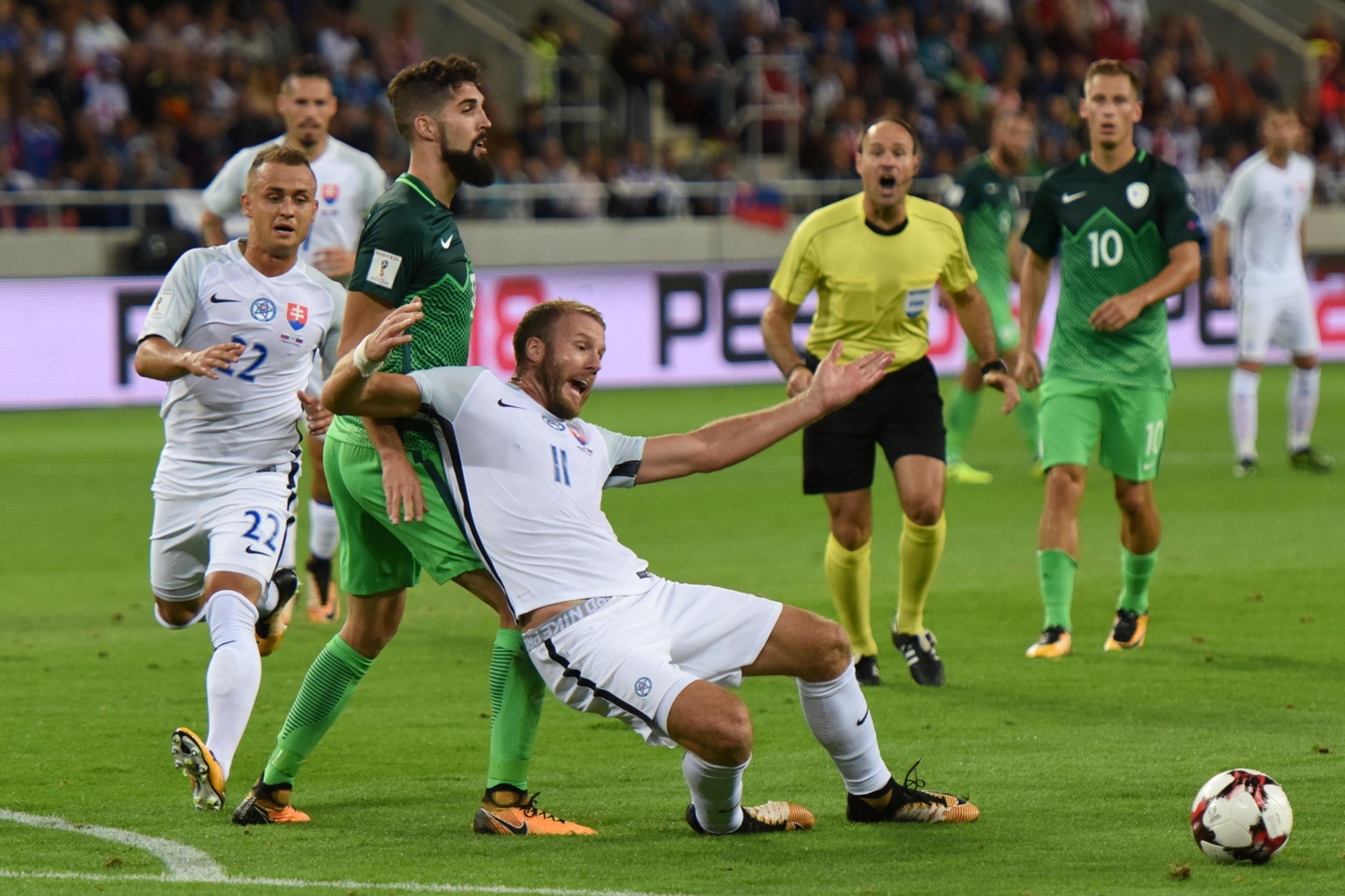 Na snímke zľava Stanislav Lobotka, Slovinec Miha Mevlja a Adam Nemec v zápase kvalifikácie MS.
