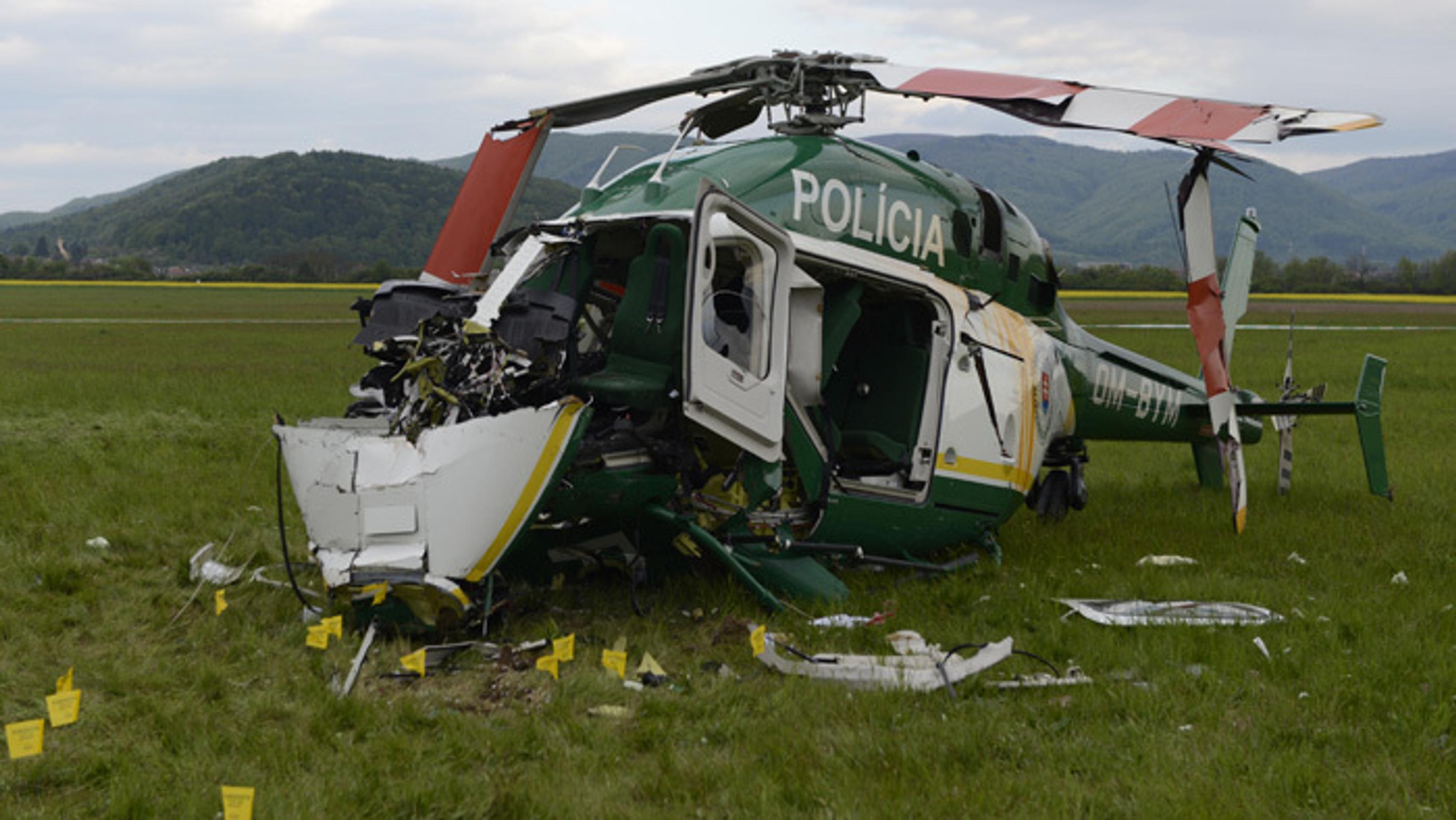 Havarovaný policajný vrtuľník Bell 429 vo vojenskom priestore letiska v Prešove.