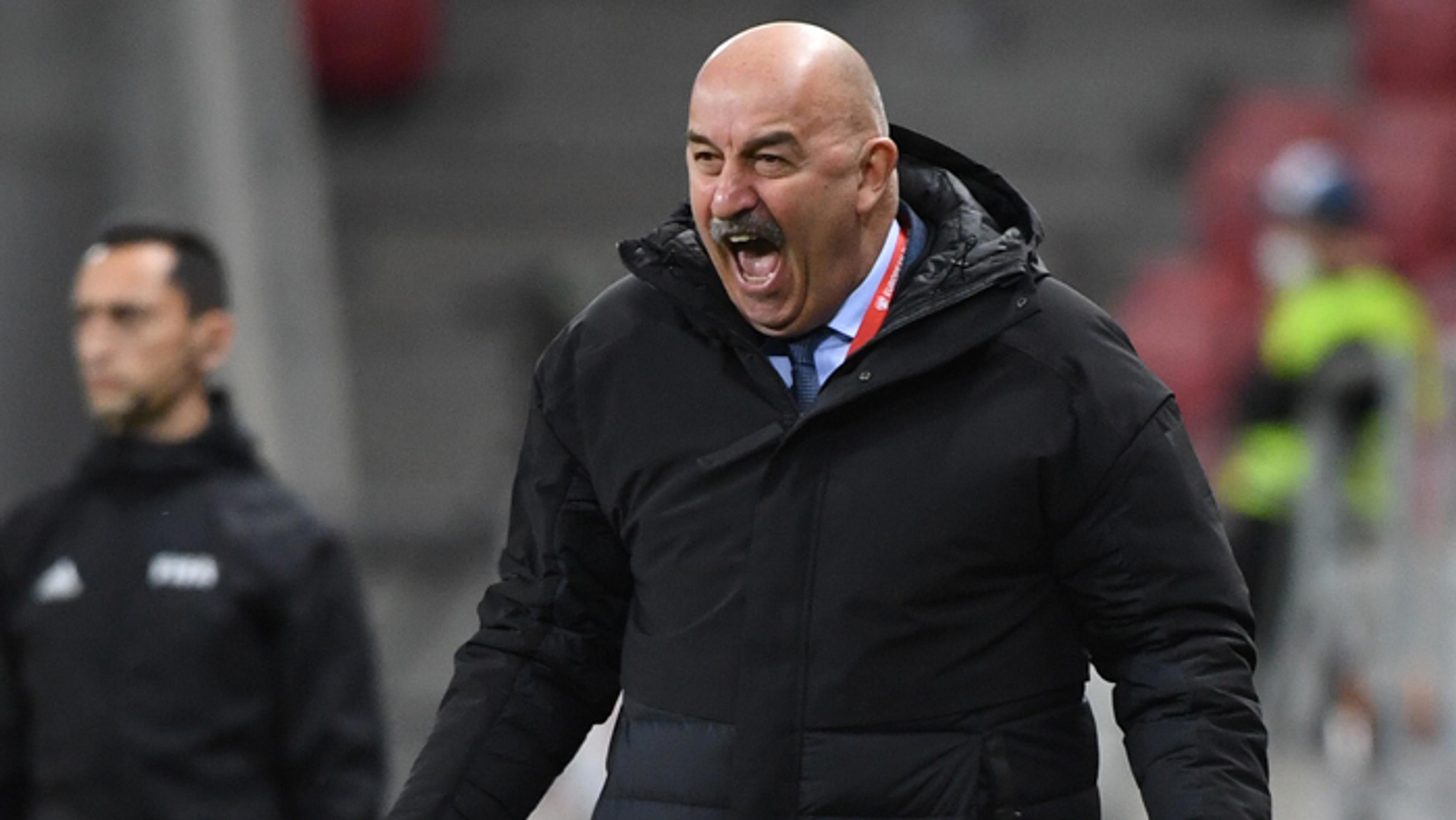 Tréner ruskej futbalovej reprezentácie Stanislav Čerčesov.