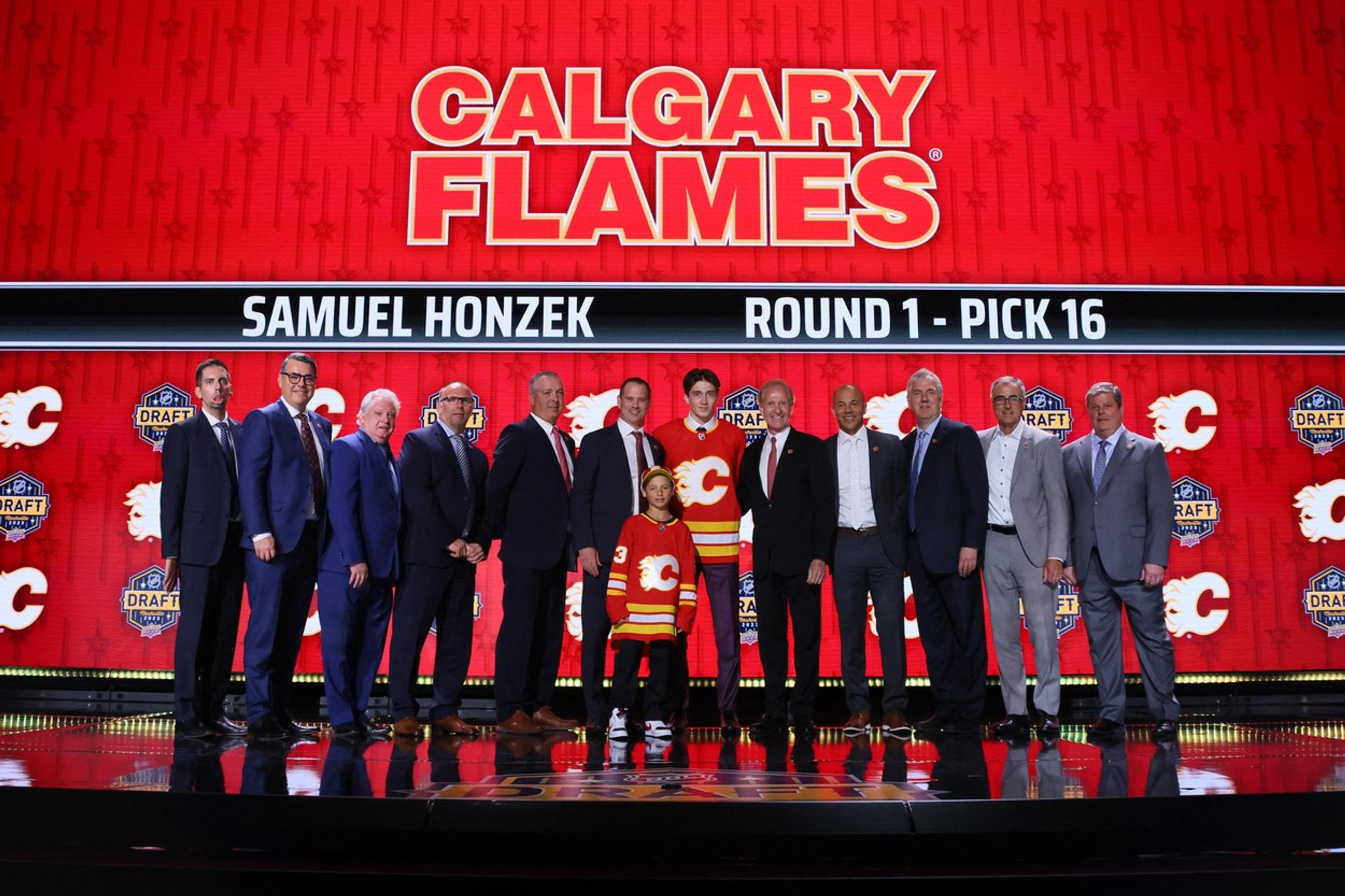 Samuel Honzek pózuje s organizáciou Calgary, ktorá si ho v NHL drafte 2023 vybrala z celkového 16. miesta.
