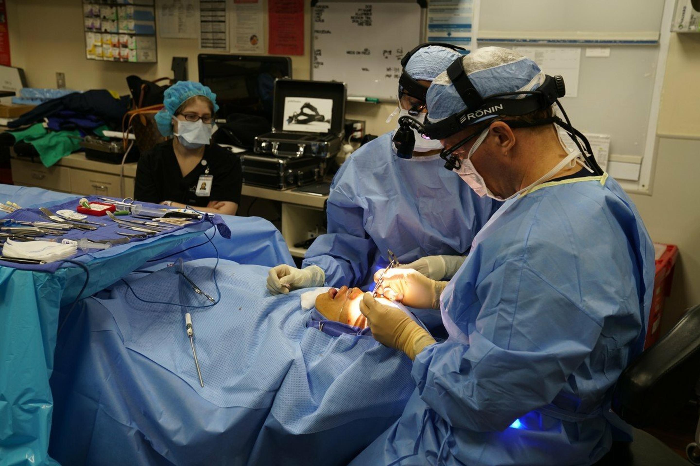 Ophelia Vanity na operácii očí.