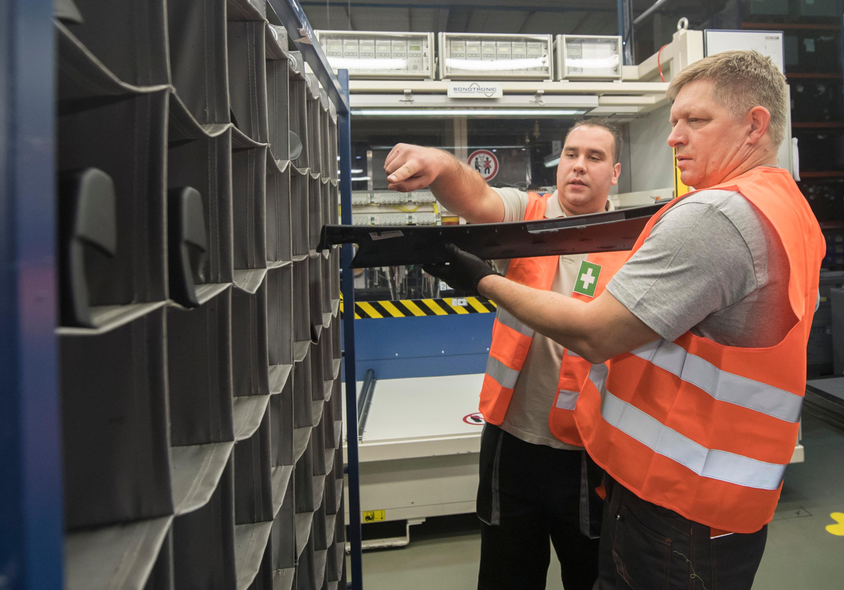 Záchranári prehľadávajú ruiny vybuchnutej továrne.