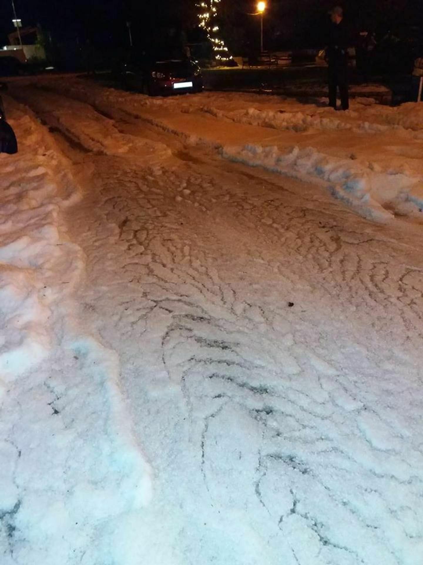 Hasičské autá pred panelákom v Dunajskej Strede, kde unikal plyn.