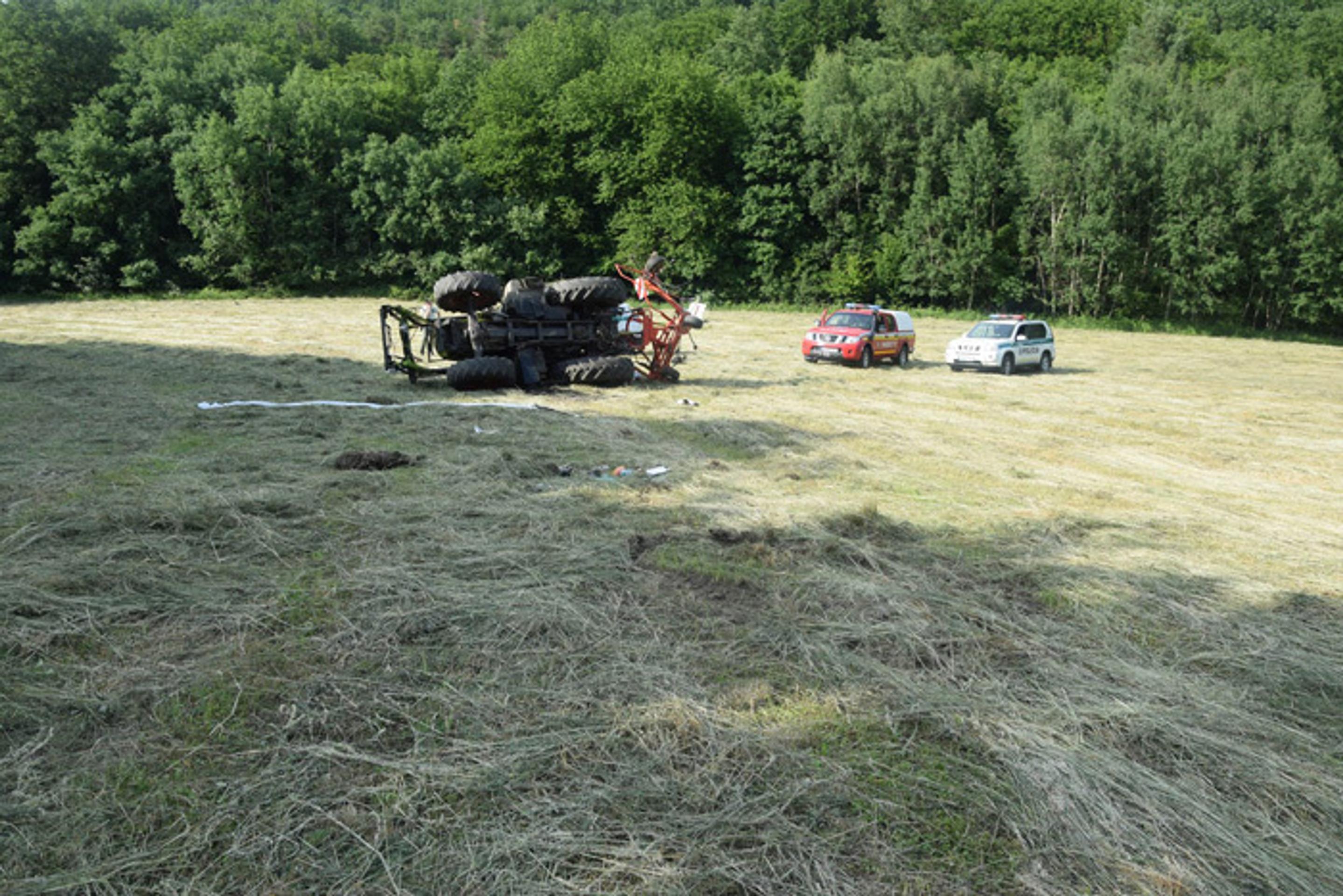 Prevrátený traktor na poli v katastri obce Cerová-Rozbehy, ktorý zabil 22-ročného mladíka.