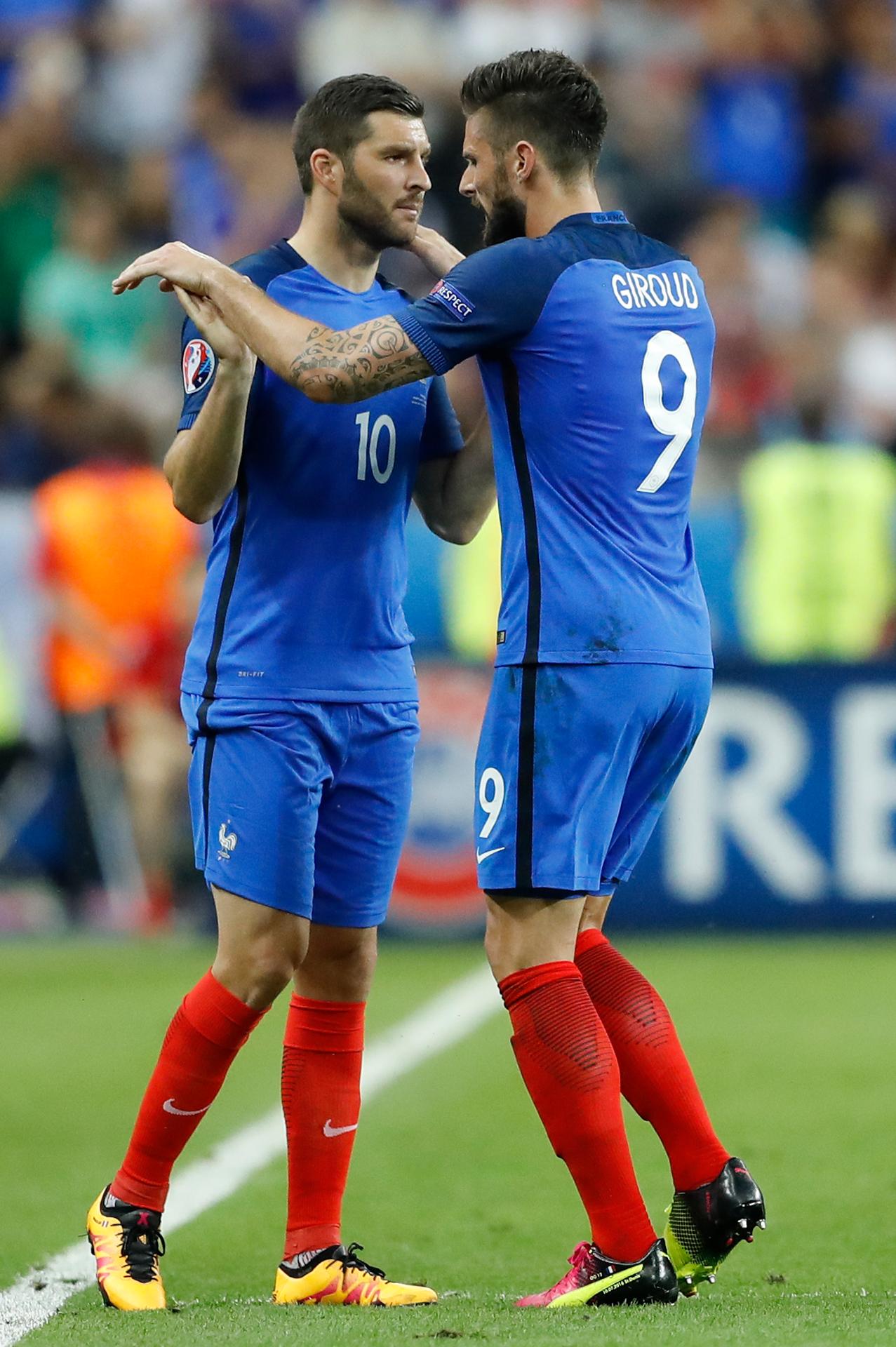 Francúz André Pierre Gignac (vľavo) podáva ruku reprezentačnému kolegovi Olivierovi Giroudovi vo finále ME.