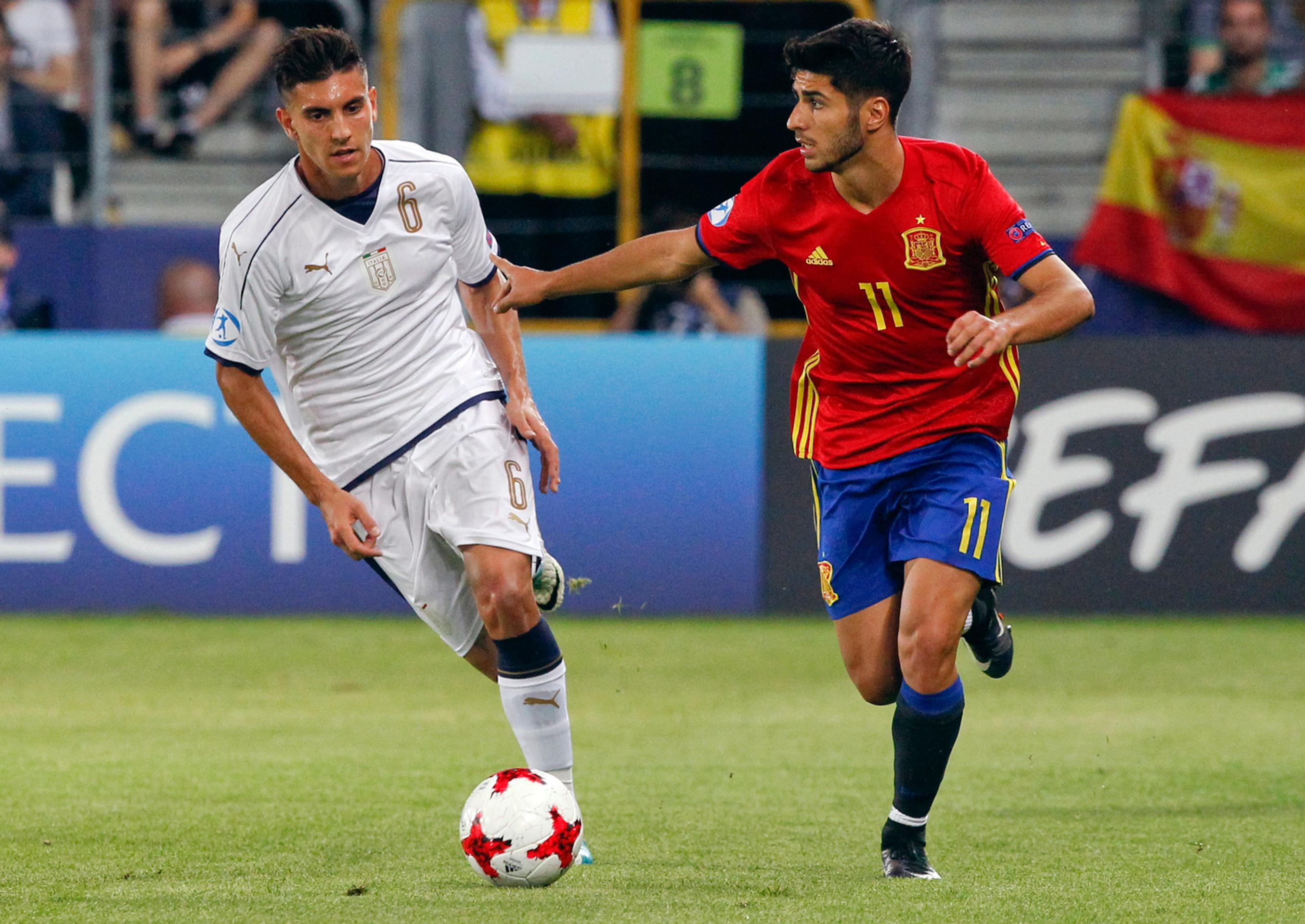 Lorenzo Pellegrini (vľavo) z Talianska sa snaží zastaviť v semifinále ME 21 Španiela Marca Asensia.