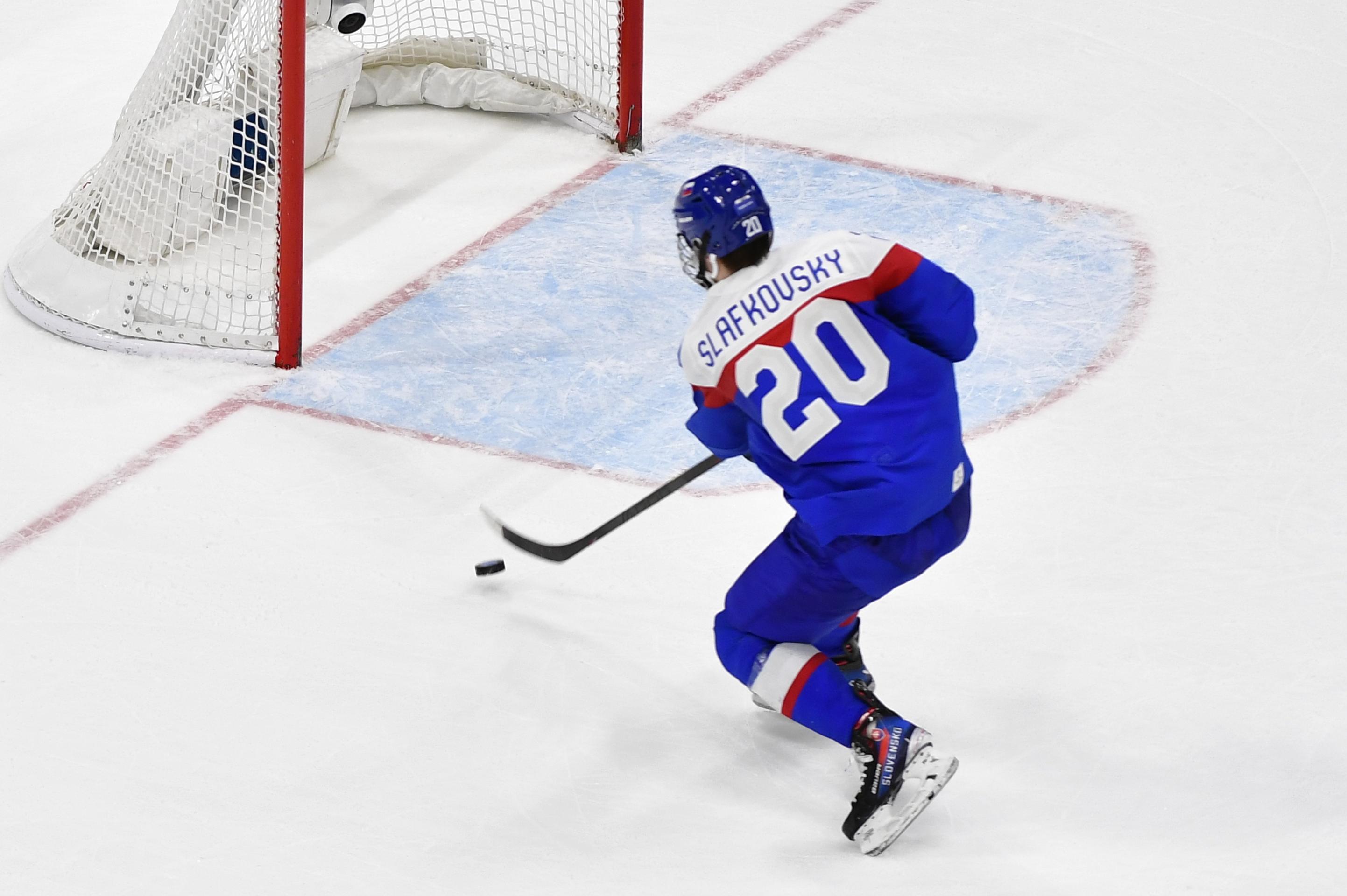 Juraj Slafkovský skóruje do prázdnej brány.