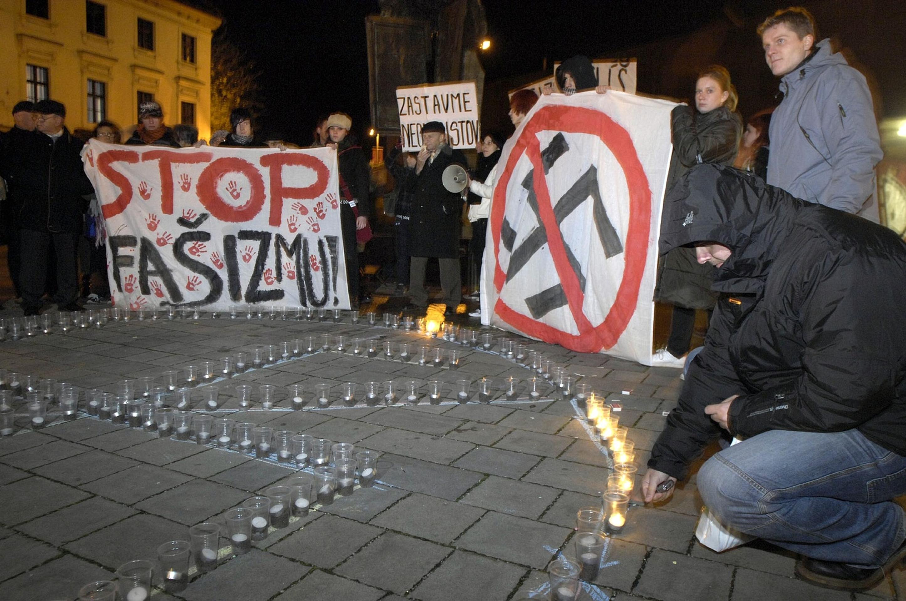 Účastníci pochodu Daniela Tupého zapaľujú sviečky (2007) 