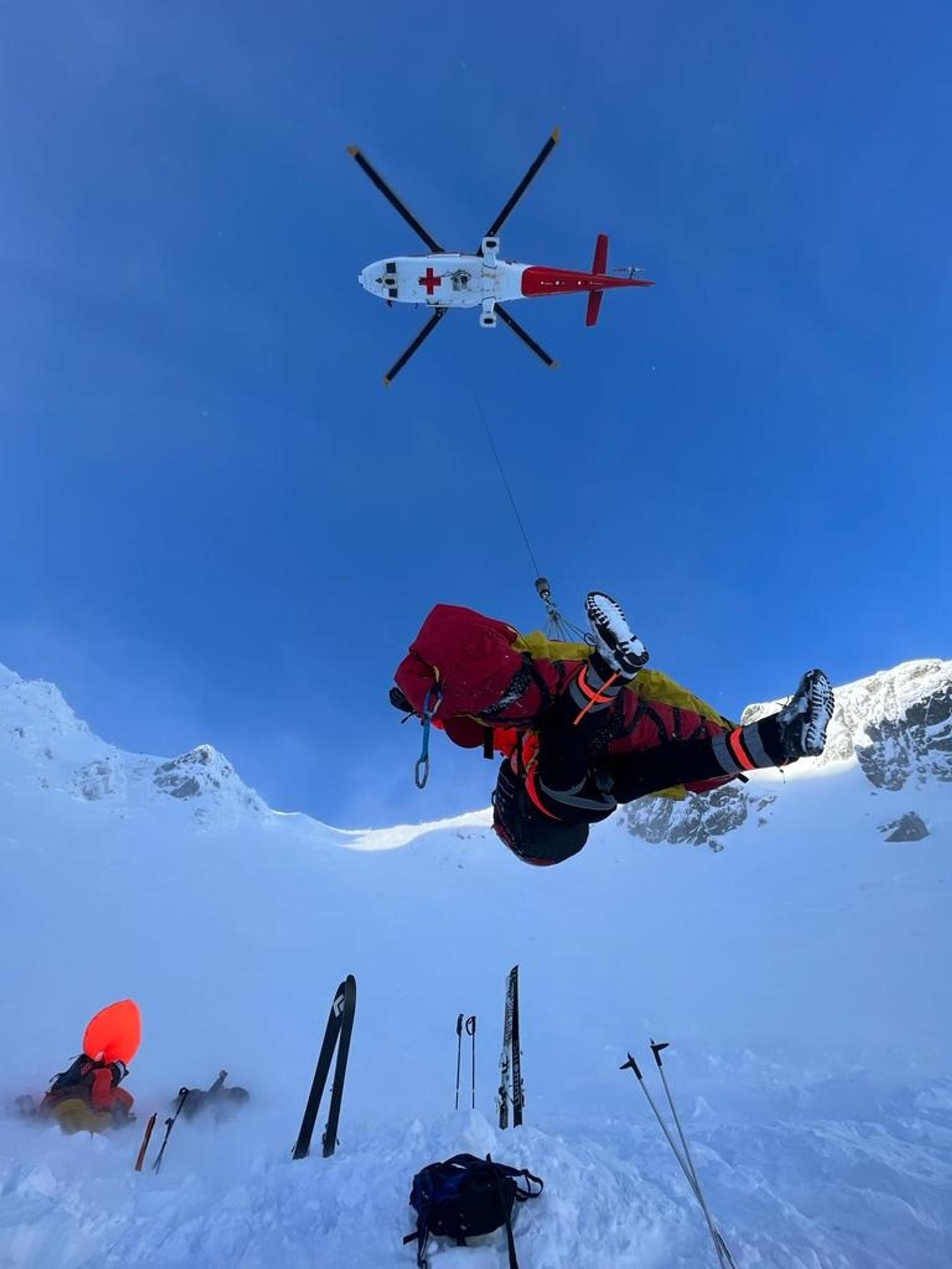 V Nízkych Tatrách sa strhli dve lavíny, stiahli so sebou dvoch lyžiarov