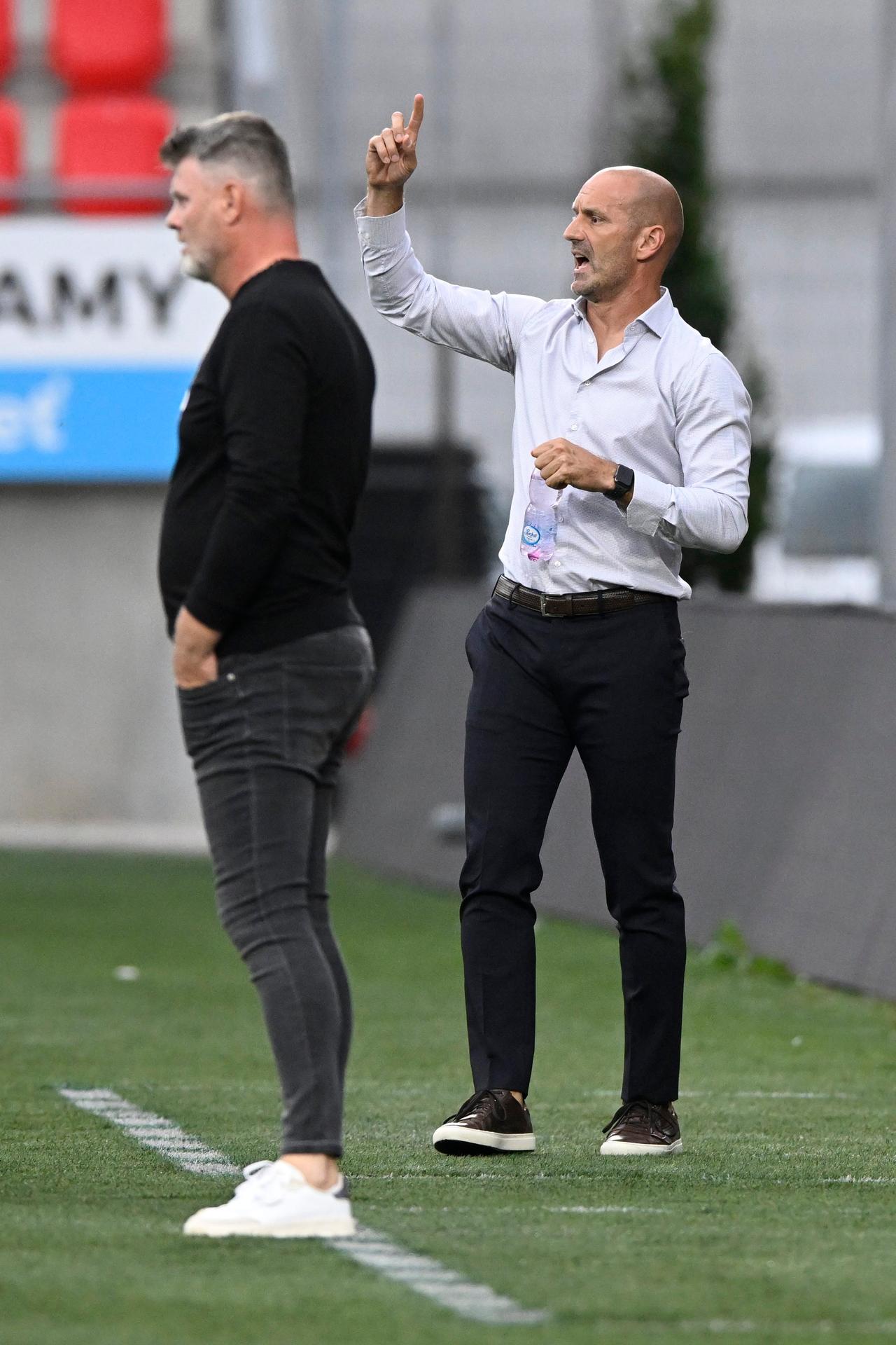 Zľava tréner MFK Zemplín Michalovce Marek Petruš a hlavný tréner AS Trenčín Ilija Stolica v zápase 2. kola Niké ligy.