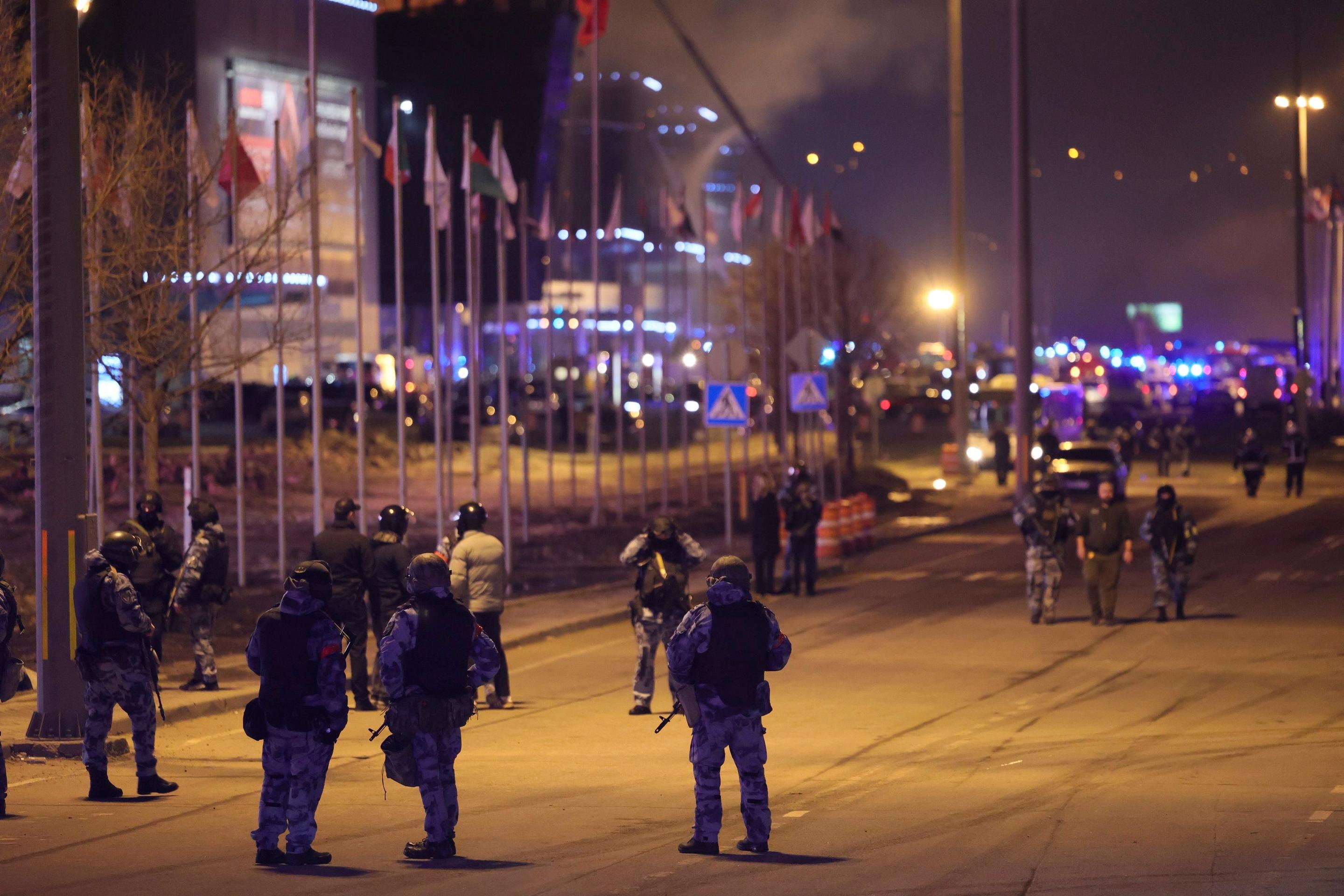 Polícia hliadkuje v blízkosti Crocus City Hall.