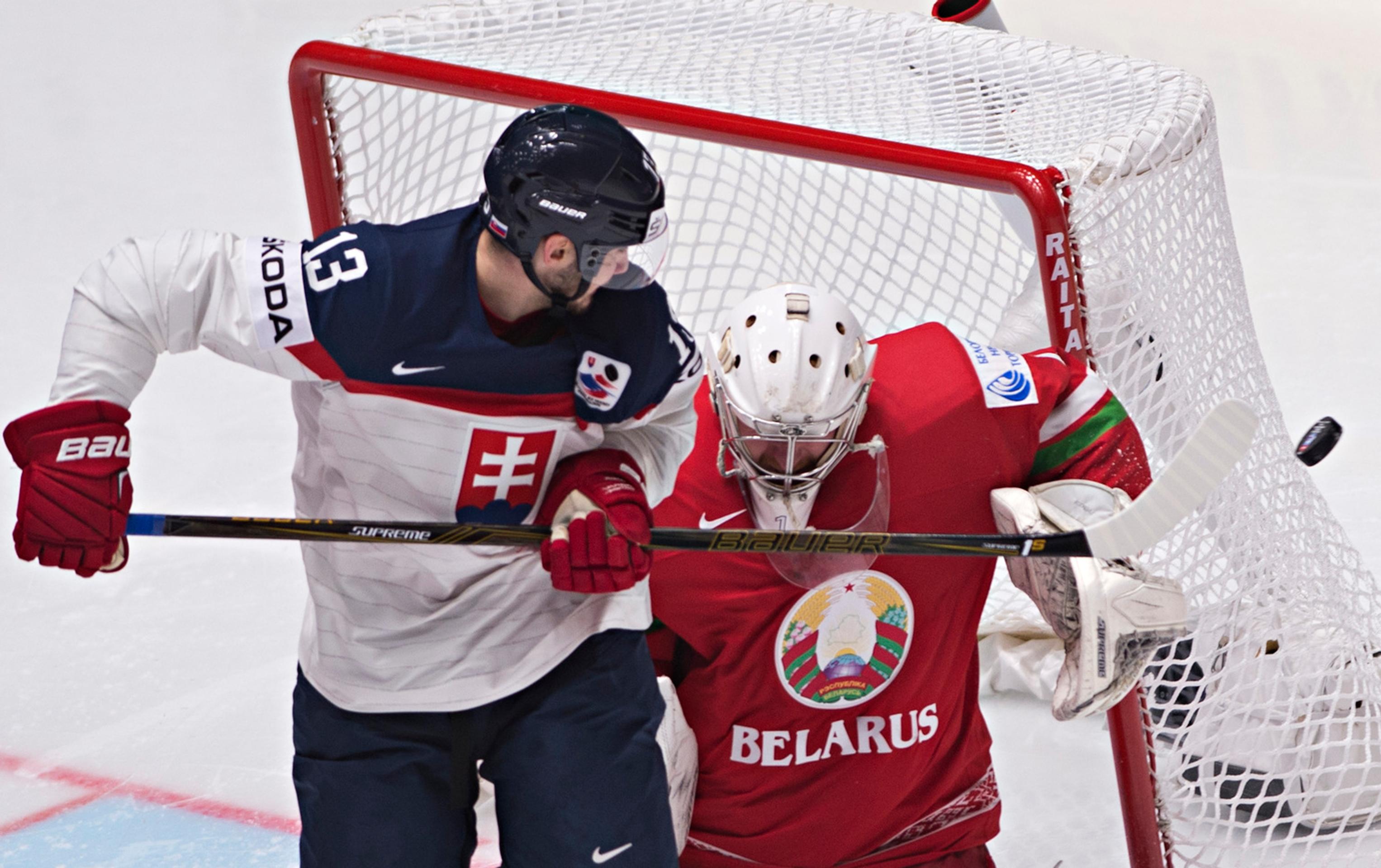Tomáš Jurčo pred brankárom Vitalij Kovaľovom v zápase s Bieloruskom.