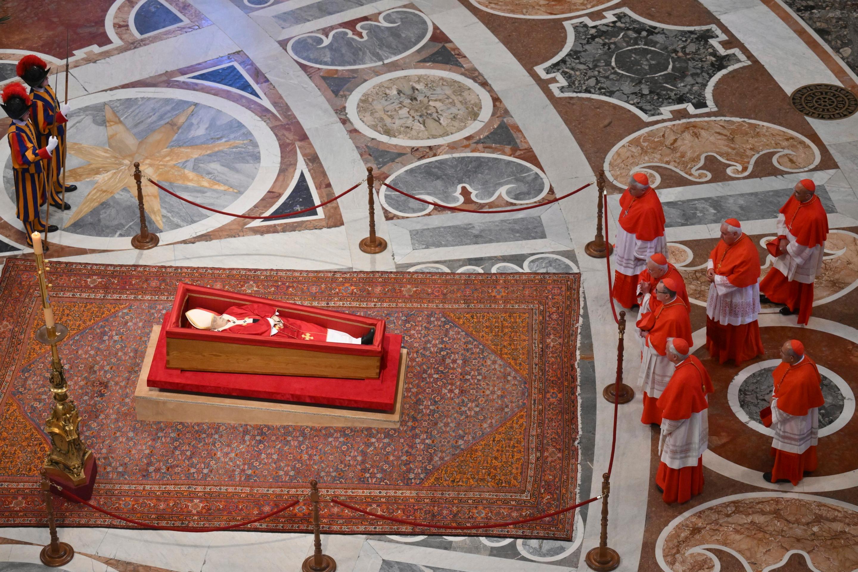 Kardináli vzdávajú úctu pápežovi Františkovi