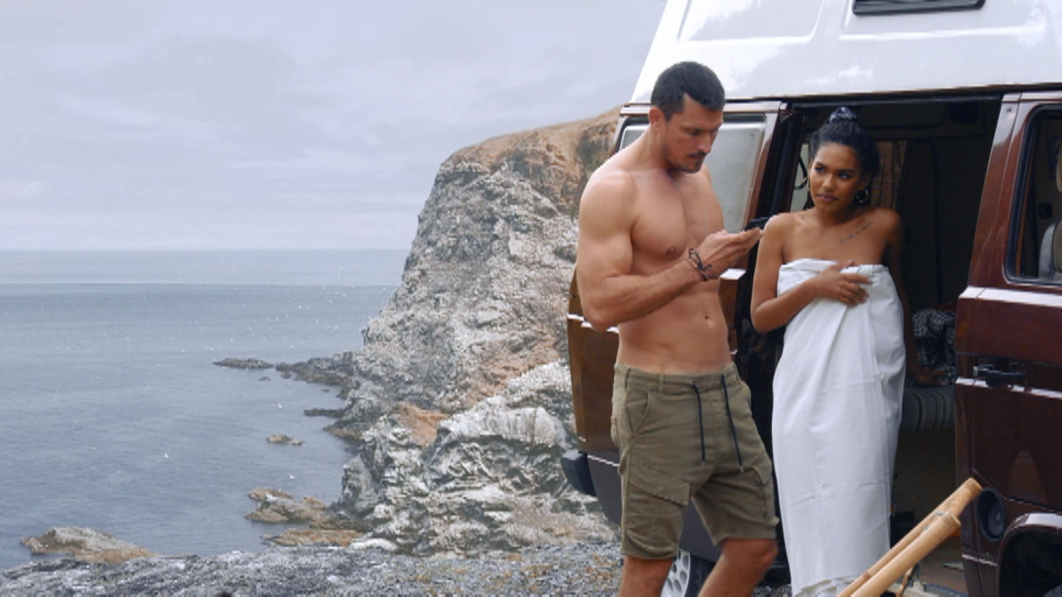 Traja najlepší v šprinte biatlonistov v Oberhofe, zľava Johannes Thingnes Bö, Alexander Loginov a Sebastian Samuelsson.