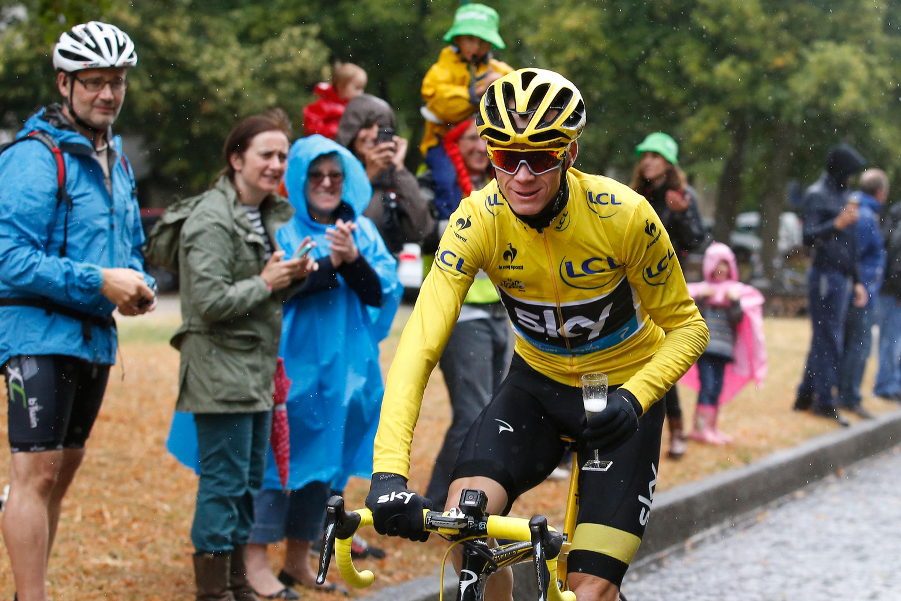 Chris Froome si užíval poslednú etapu s pohárikom šampanského.