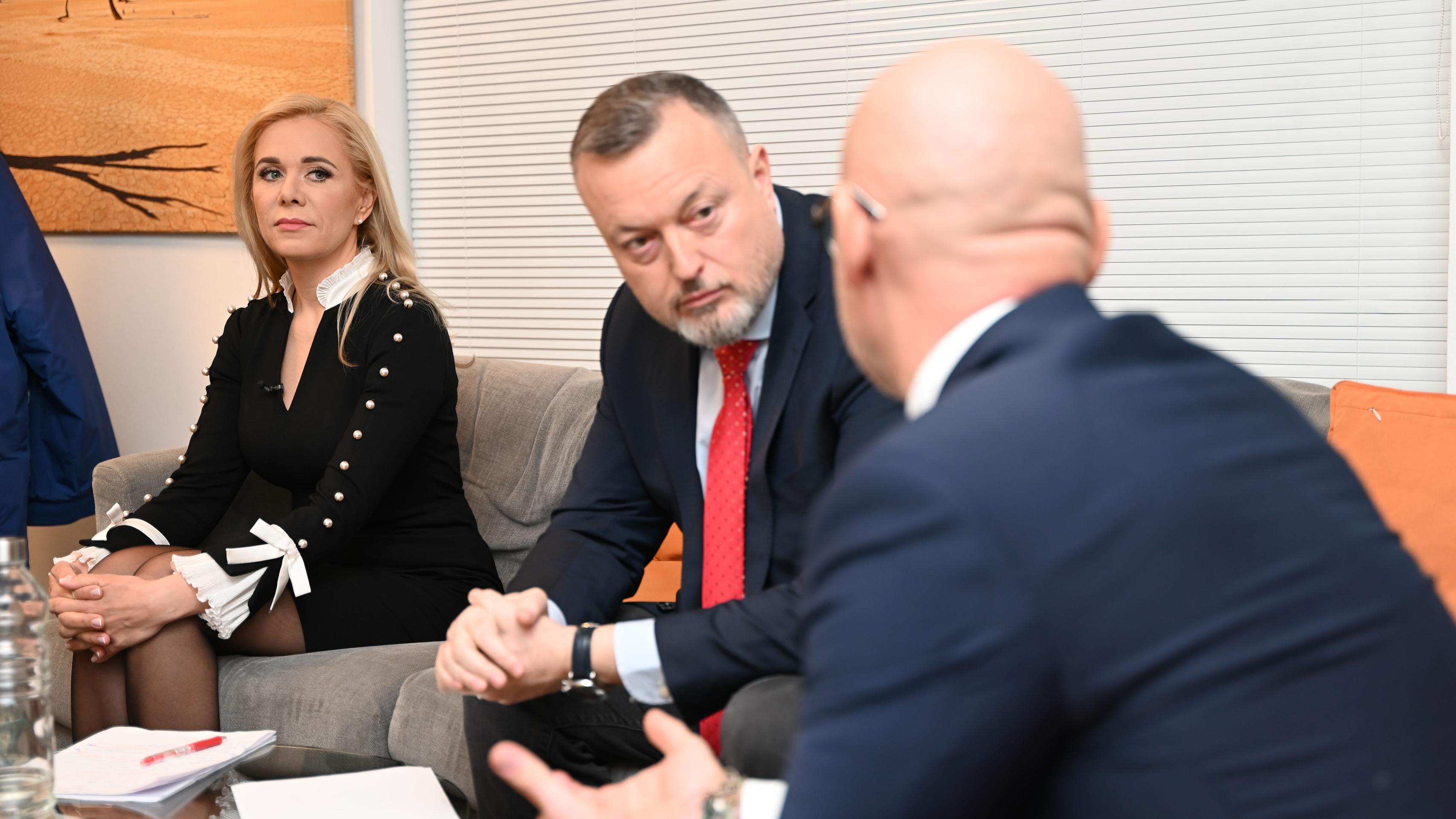 Milan Krajniak, Branislav Gröhling a Denisa Saková v relácii Na telo.