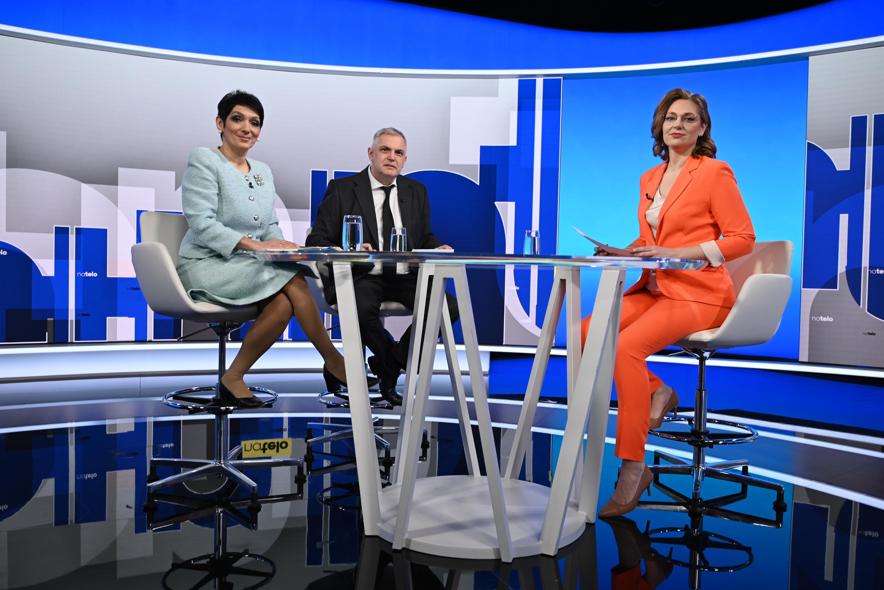 Moderátorka Karolína Lacová privítala v relácii Na telo Romana Michelka z SNS a Irenu Bihariovú z PS