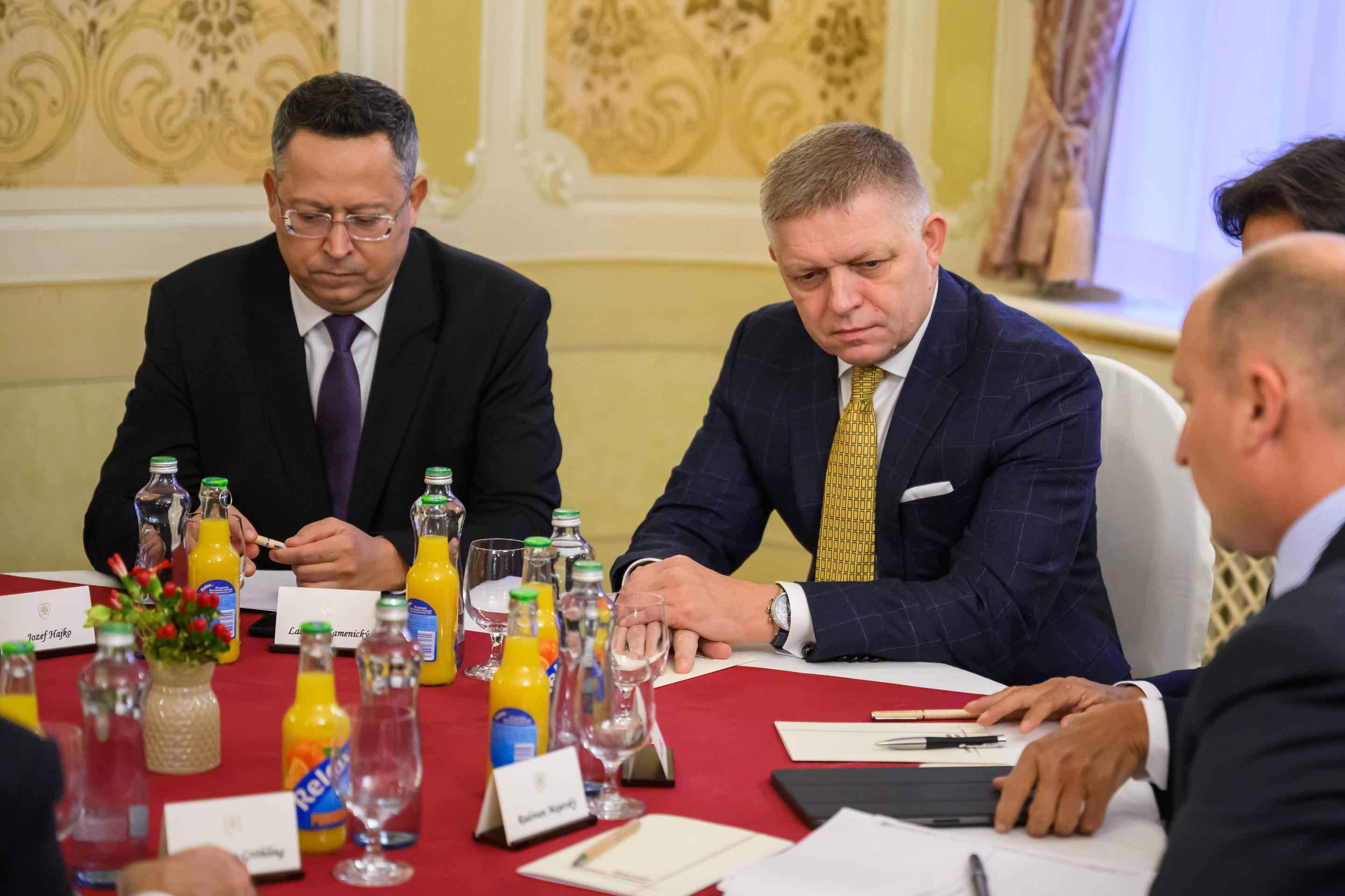 Stretnutie premiéra a ministra financií s lídrami opozície.