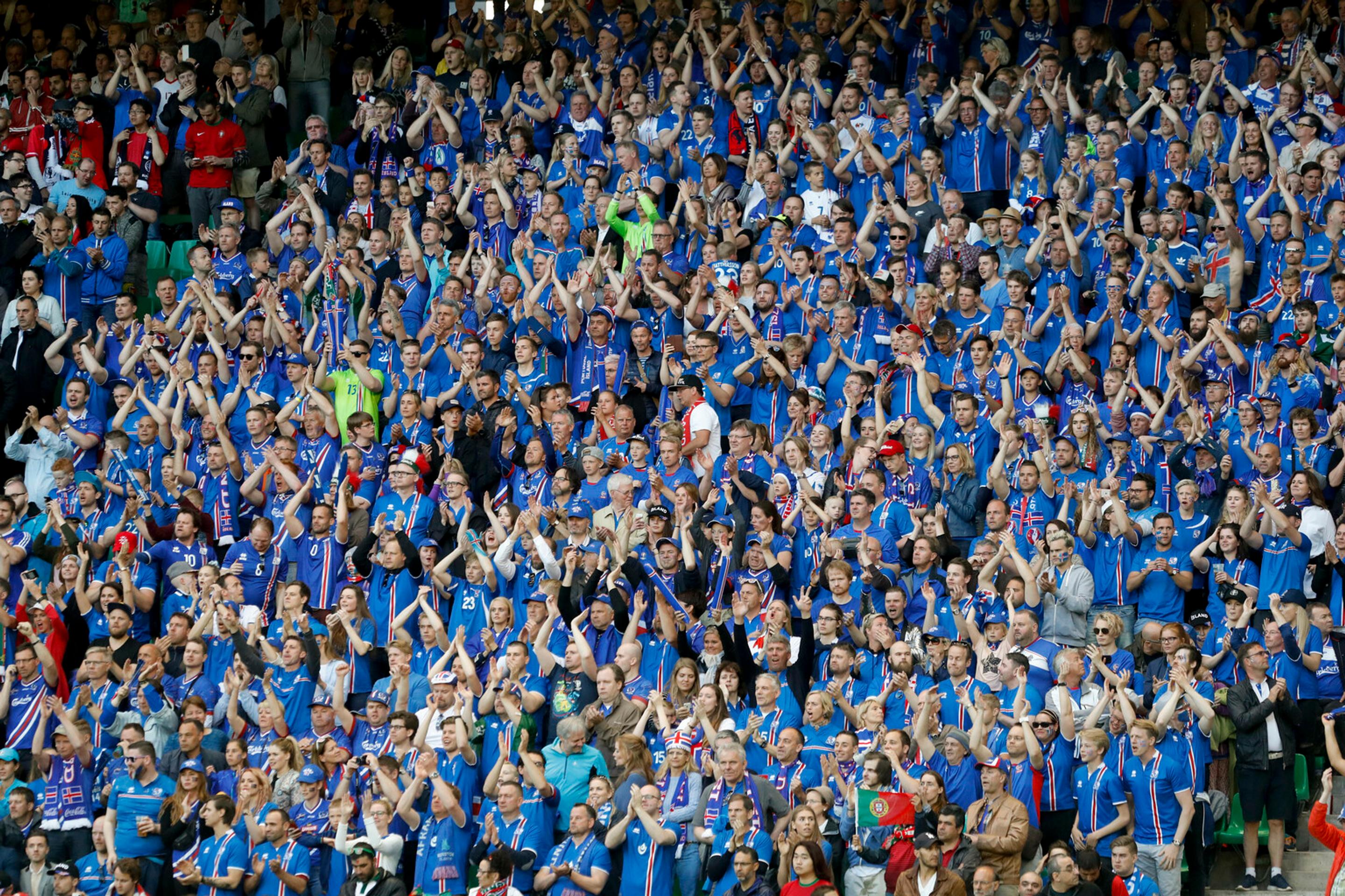 Skandujúci priaznivci Islandu počas duelu na ME vo Francúzsku proti Portugalsku.
