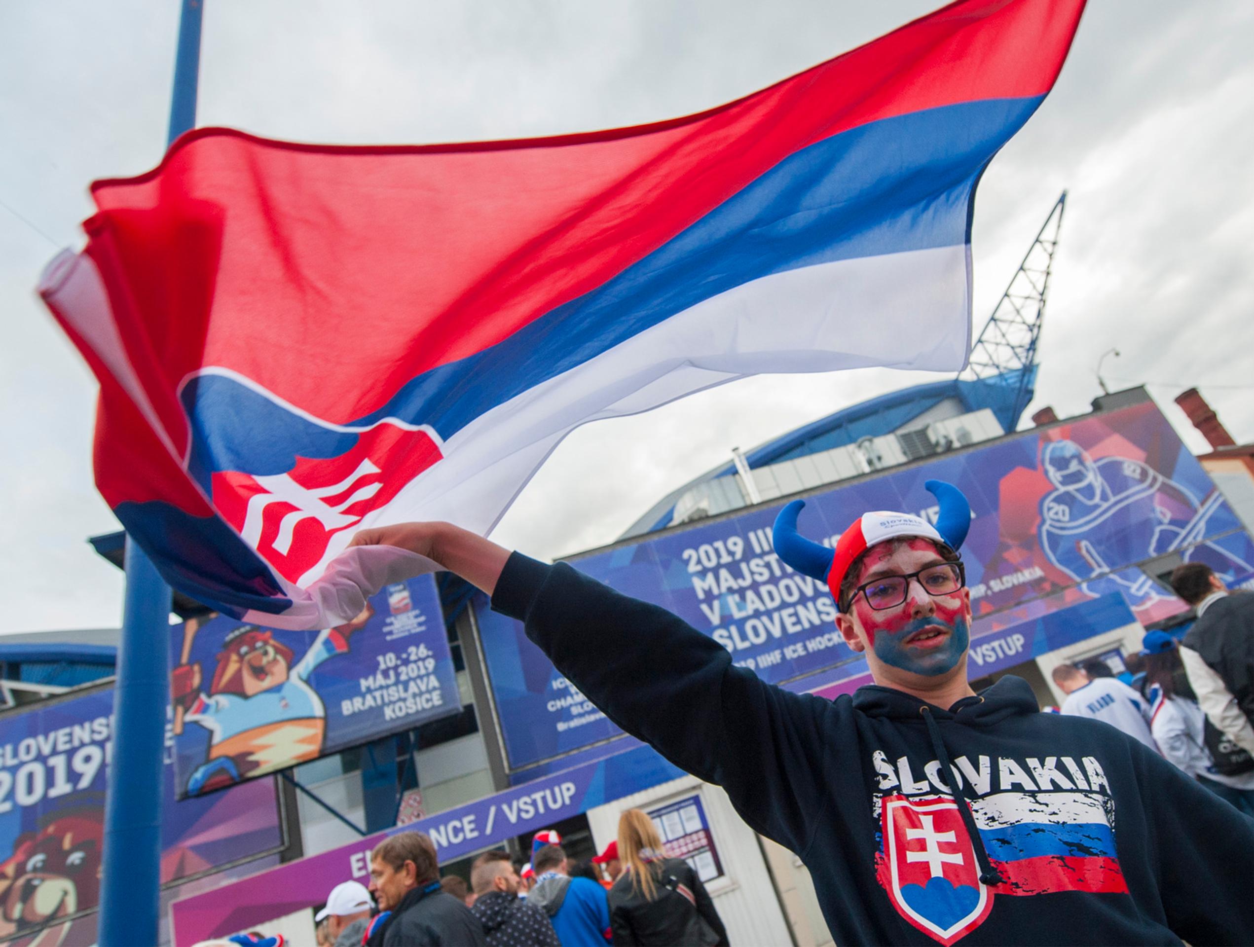 Tím Slovenska (modré dresy) a tím USA (biele dresy) pred zápasom na MS 2019.