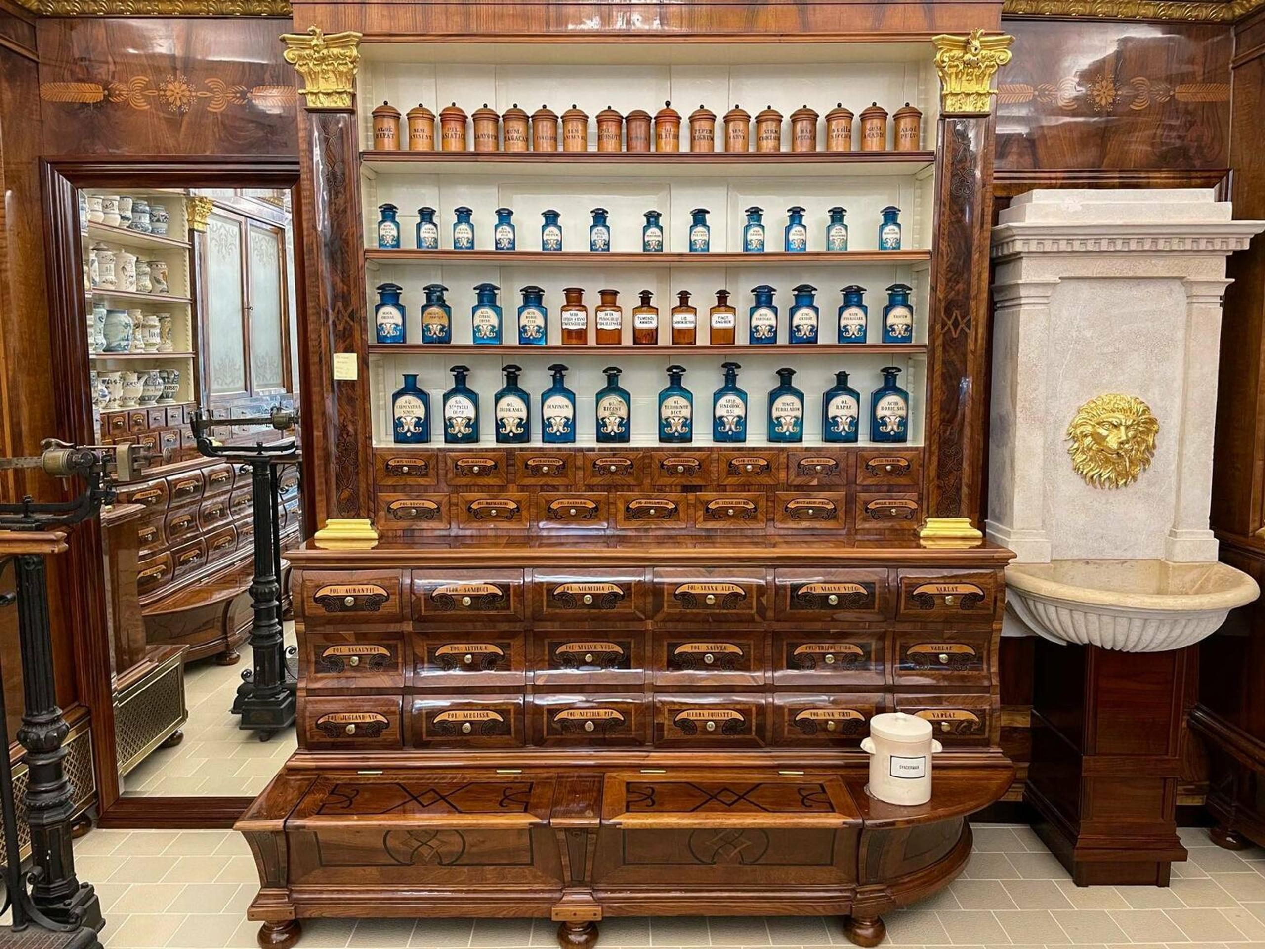 Mobiliár Lekárne u Salvatora.