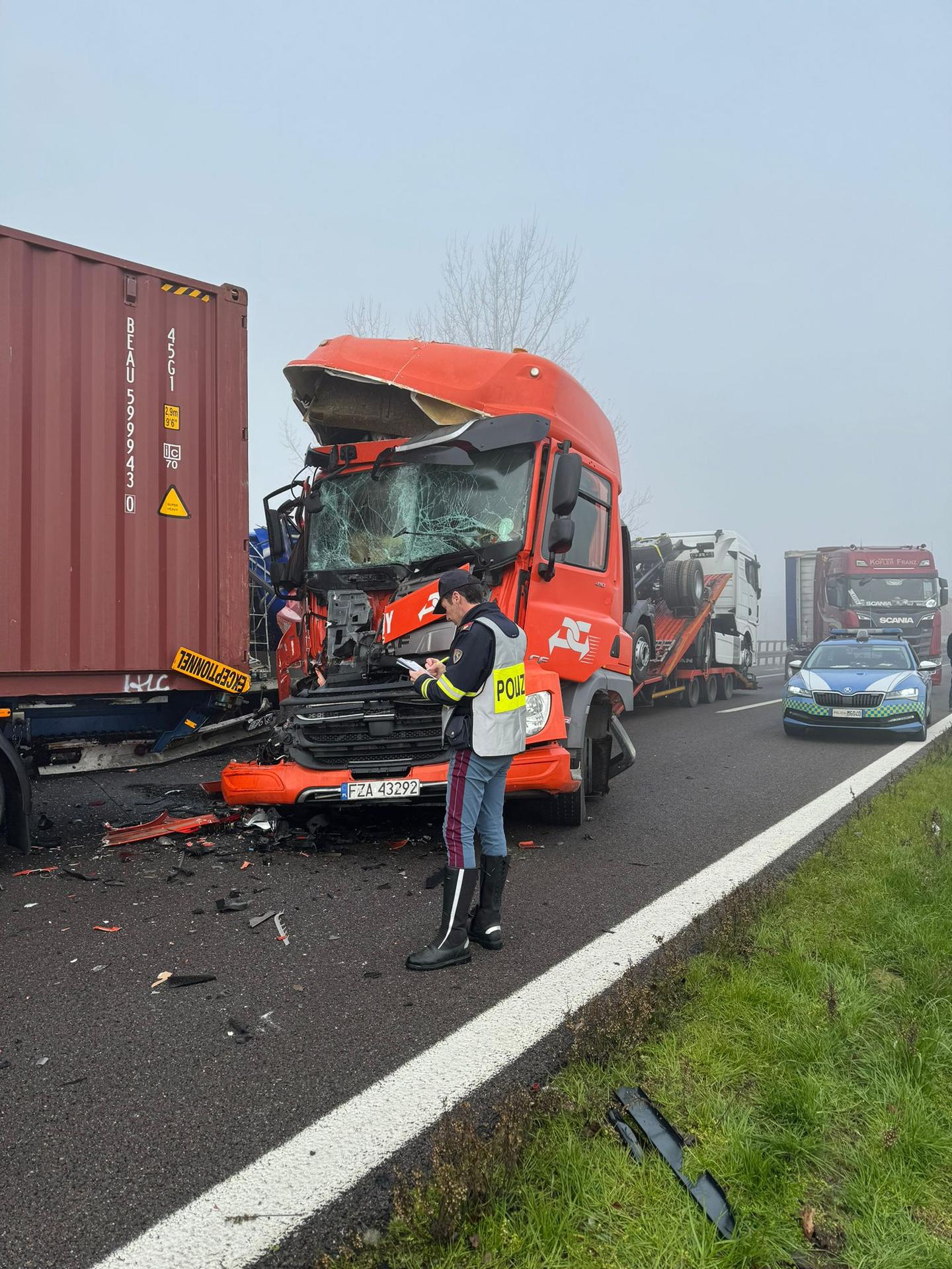 Zdemolované vozidlá po zrážke na talianskej diaľnici.