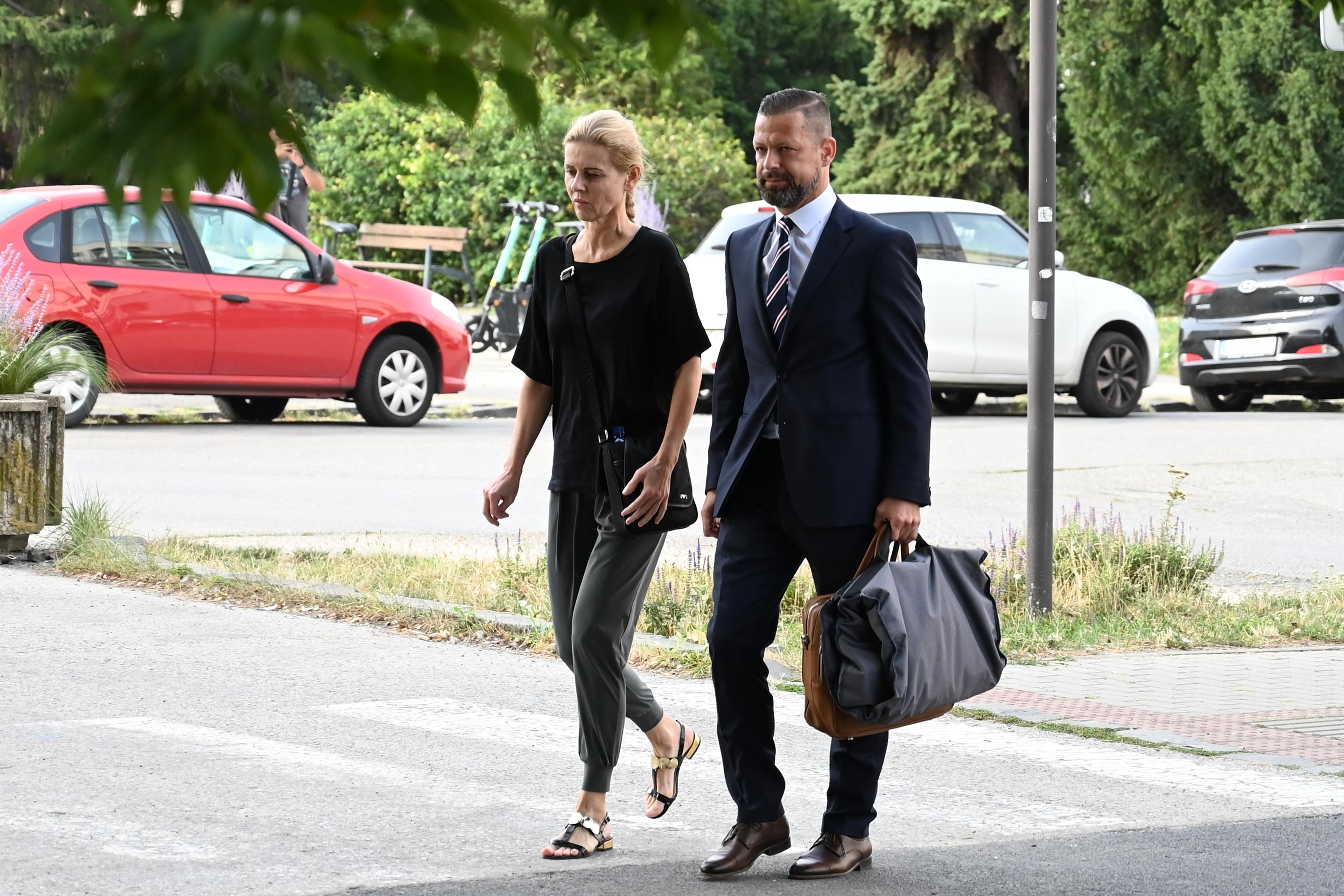 Bývalá štátna tajomníčka Monika J. prichádza so svojím obhajcom Petrom Erdösom