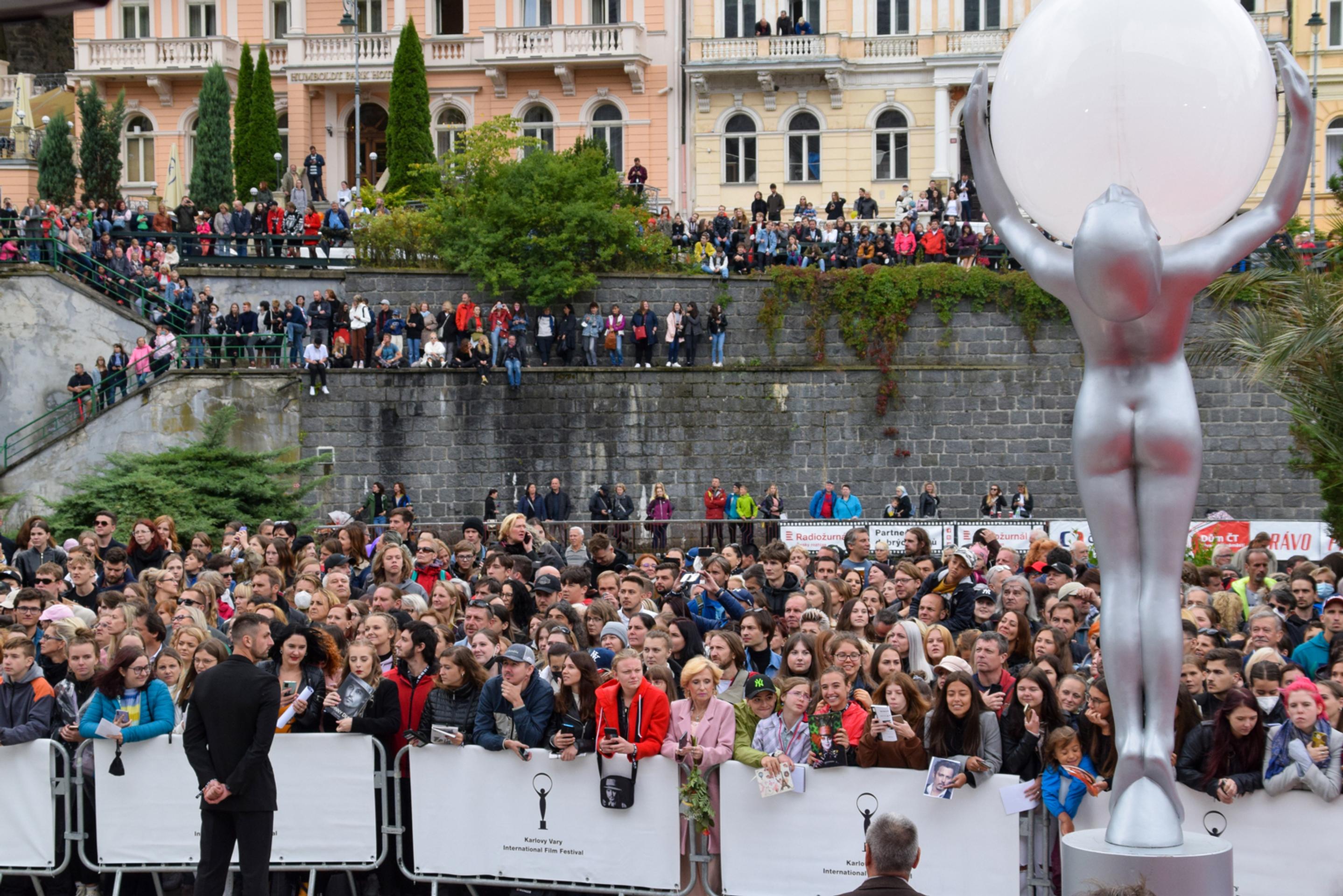 Dav fanúšikov čakal na Johnnyho Deppa