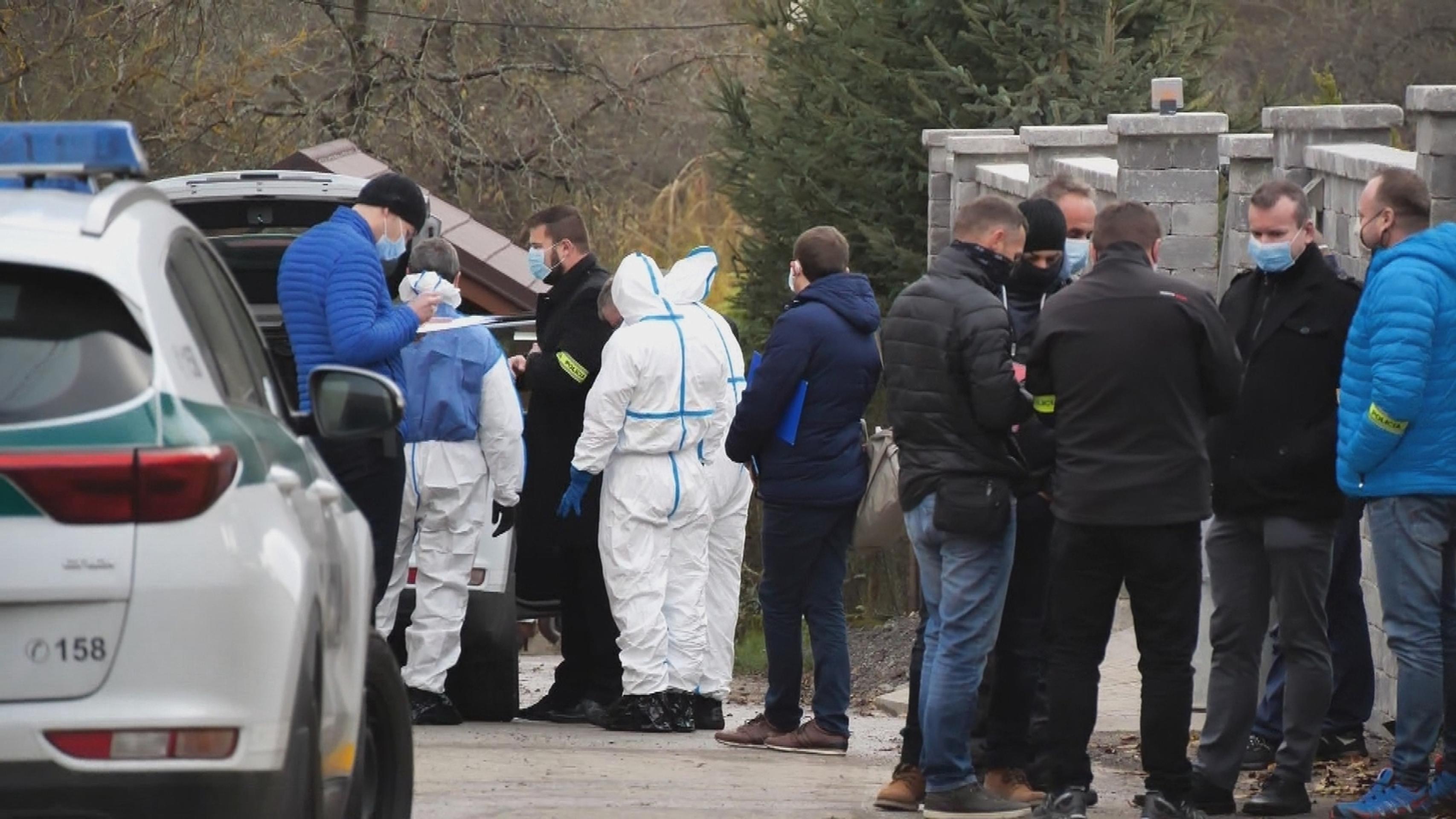 Vyšetrovatelia na mieste činu.