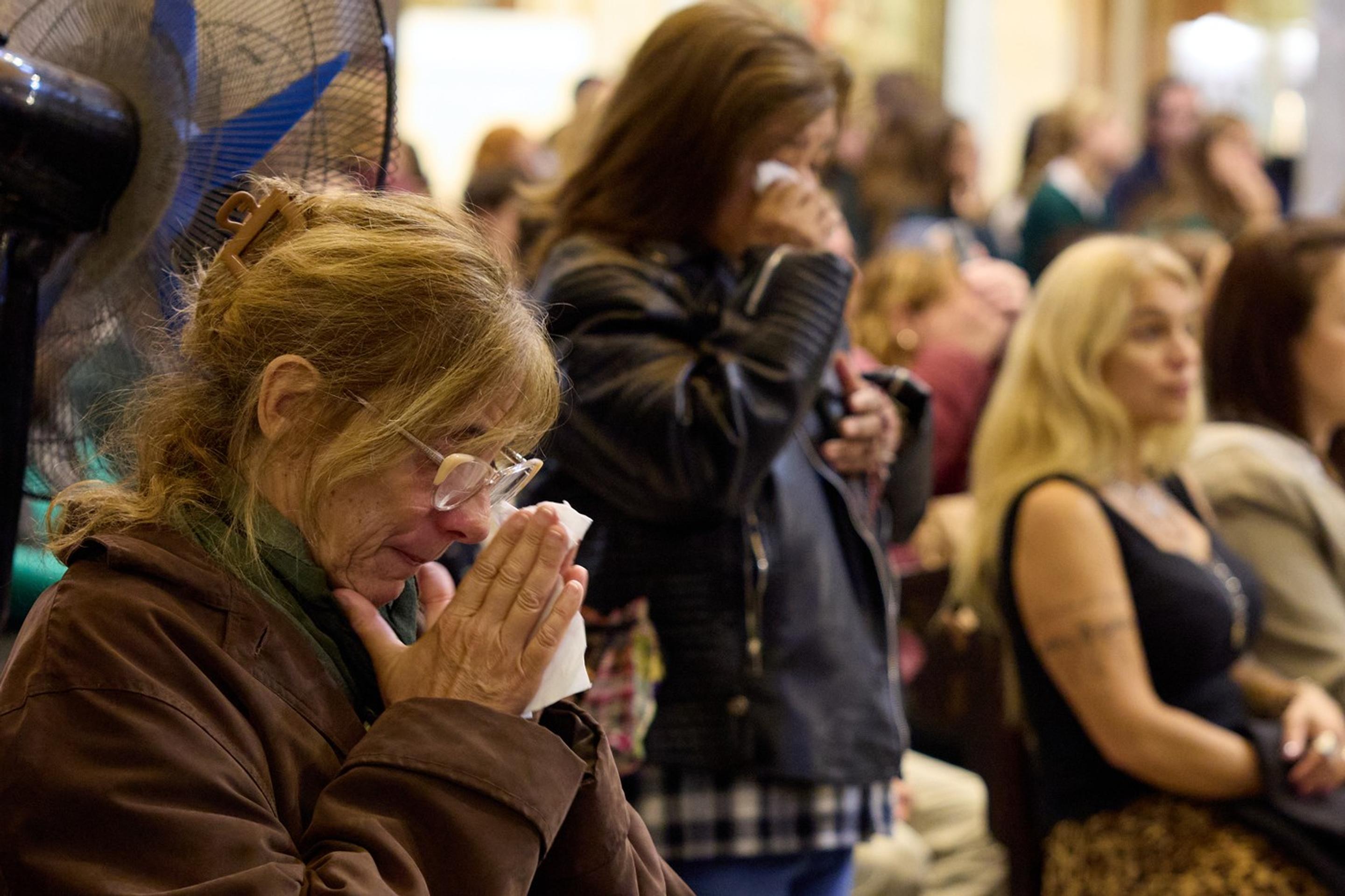 Ľudia plačú počas omše v Metropolitnej katedrále v buenos Aires, kde pápež František ako arcibiskup Jorge Bergoglio slúžil omšu.