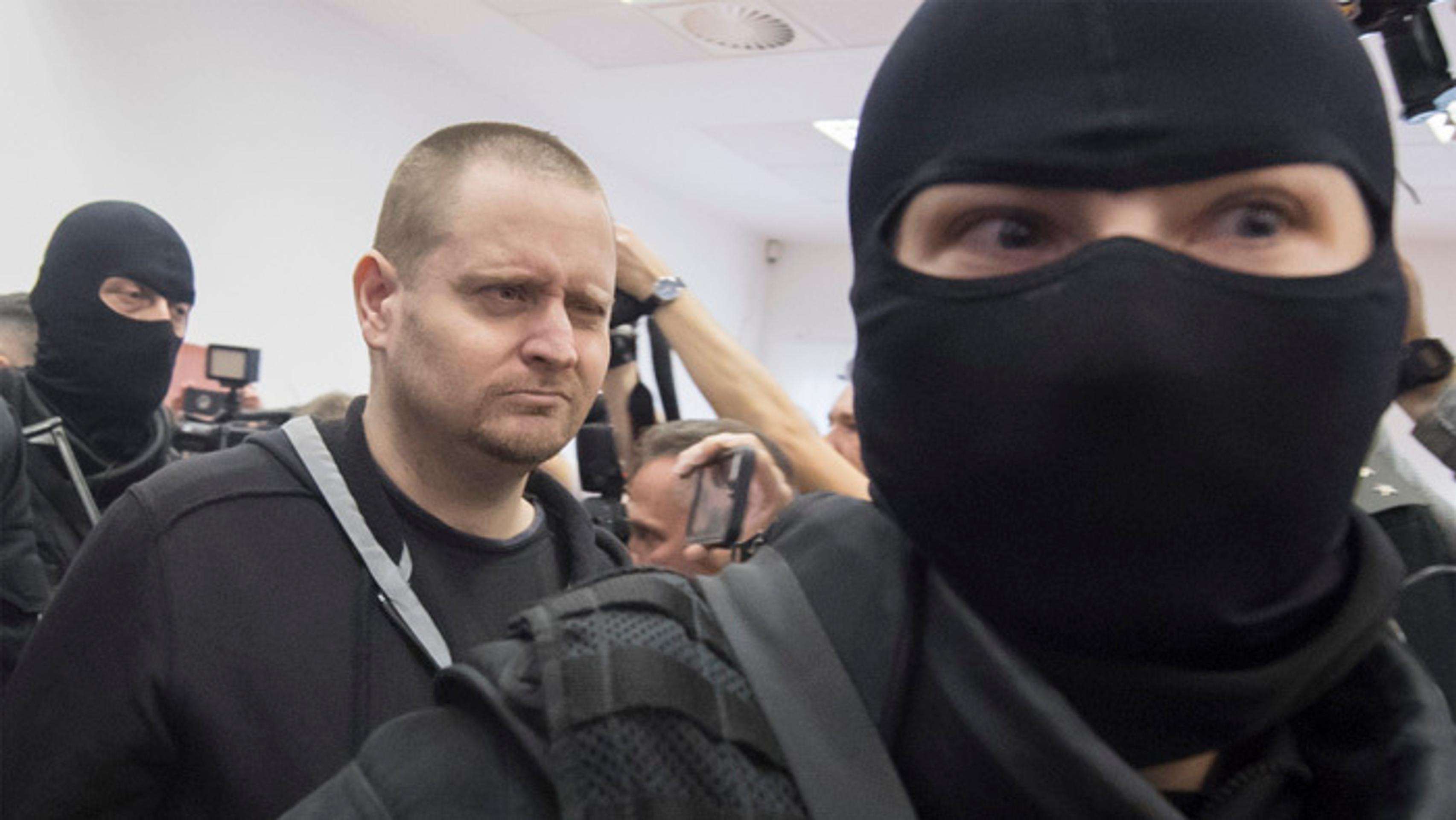 Alena Zsuzsová si zakrýva tvár pred verejným prejednaním obžaloby v prípade vraždy novinára Jána Kuciaka a Martiny Kušnírovej.