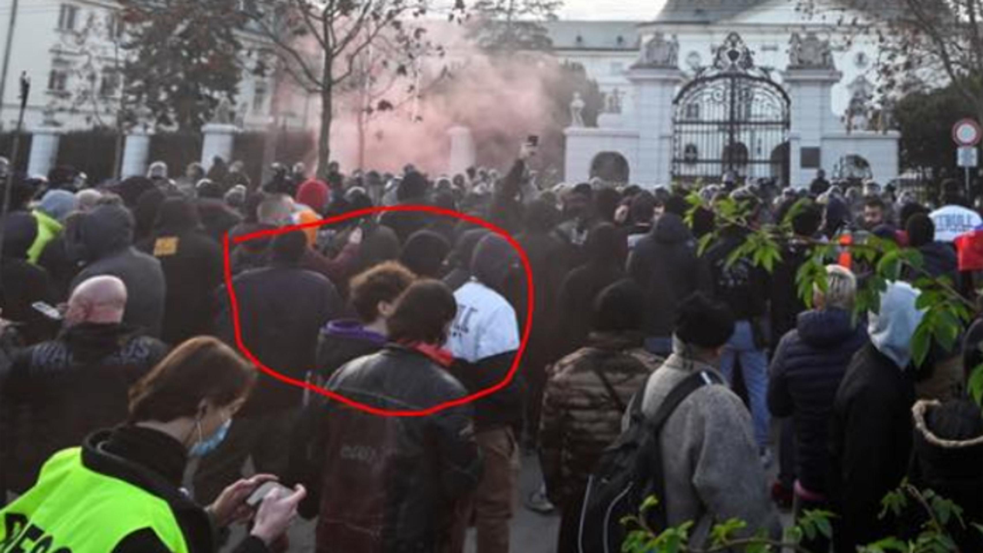 Na proteste utrpel zranenia iba 15-ročný chlapec. Polícia hovorí, že nebol náhodným okoloidúcim.