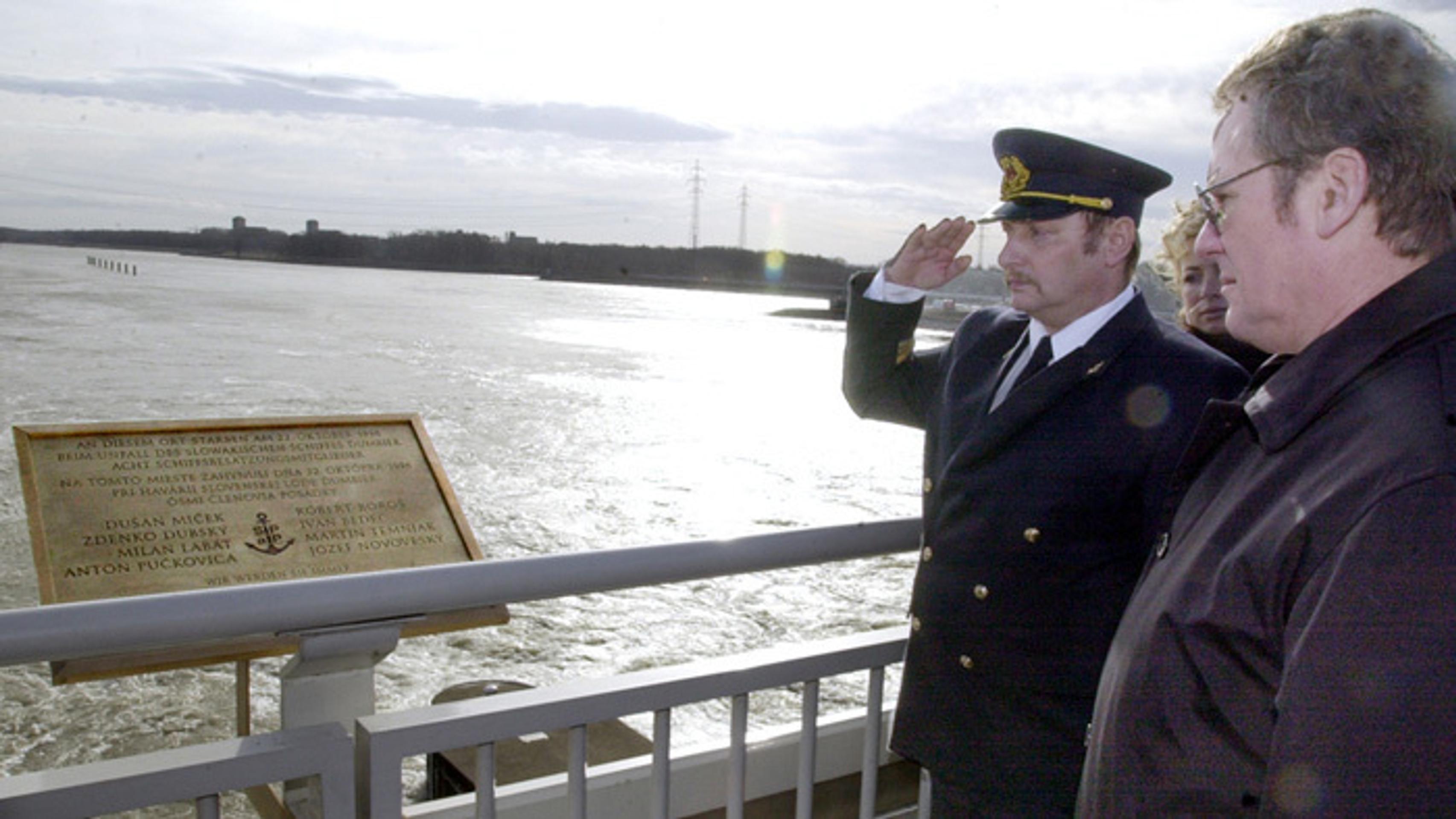 Pamätná tabuľa ôsmim slovenským námorníkom, ktorí zahynuli počas tragickej nehody remorkéra Ďumbier (28. januára 2002).