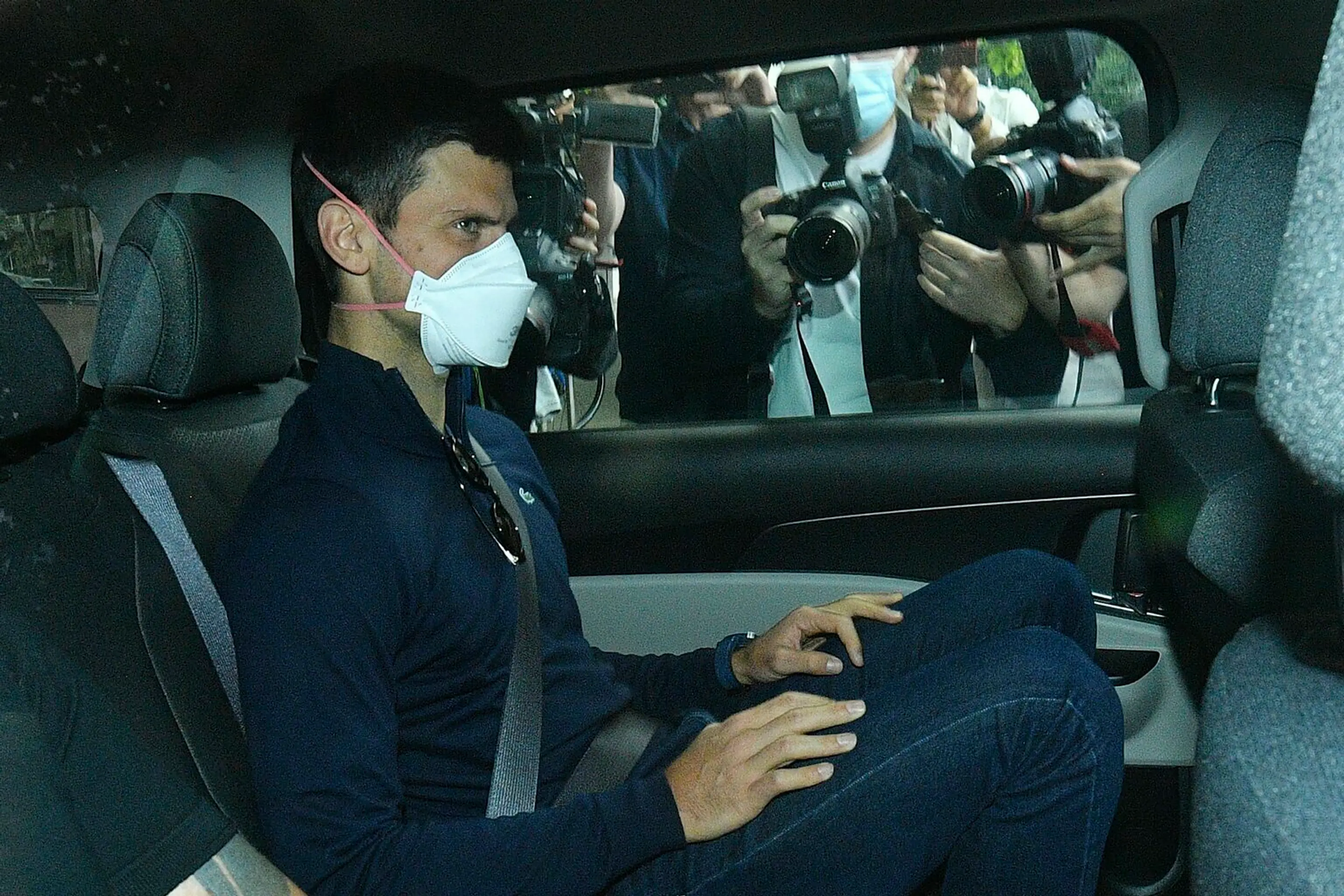 Novak Djokovič na ceste na federálny súd, ktorý rozhodoval o jeho odvolaní.