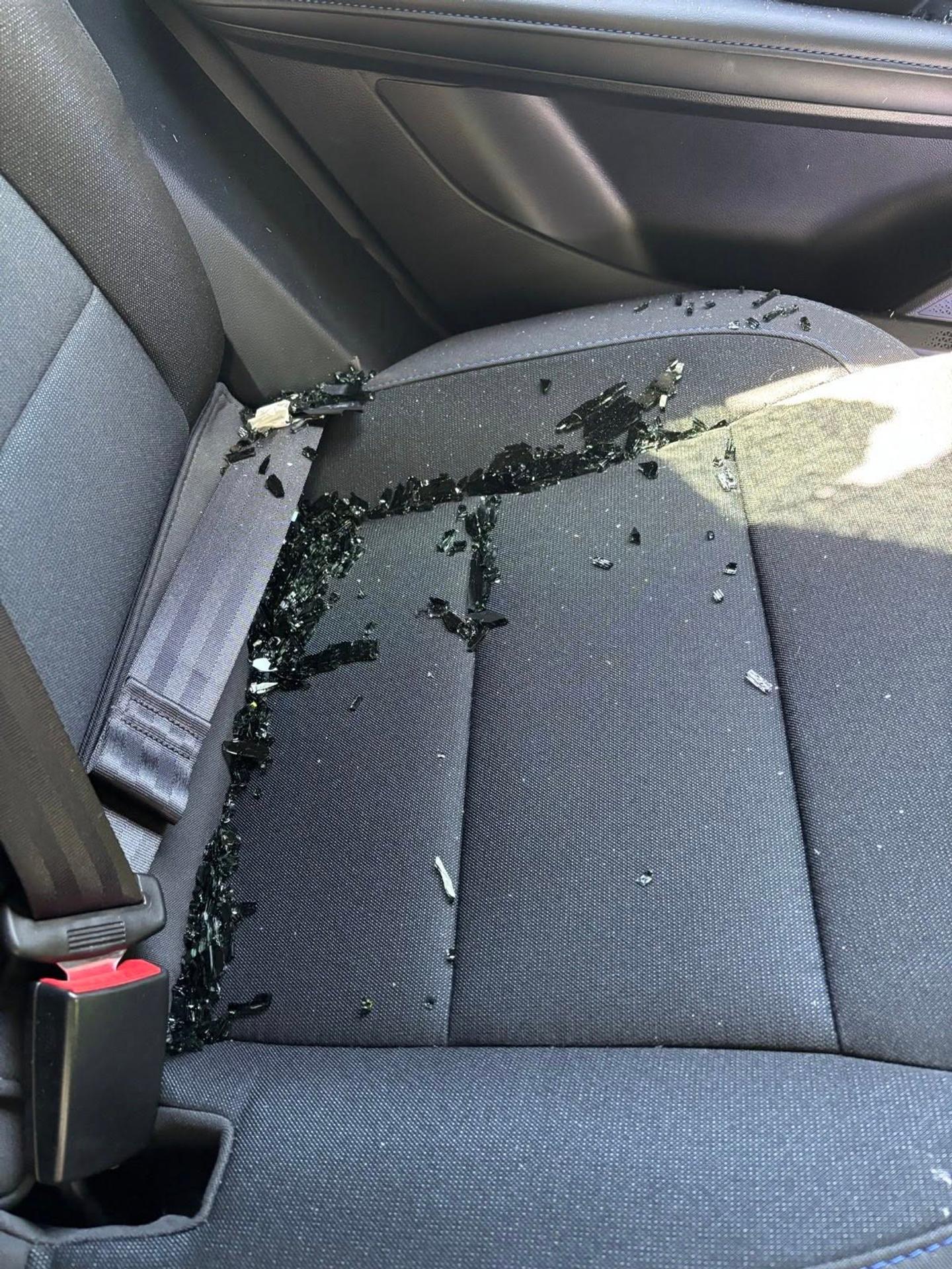 Neznámy páchateľ poškodil auto Zuzany Petkovej priamo pred domom.