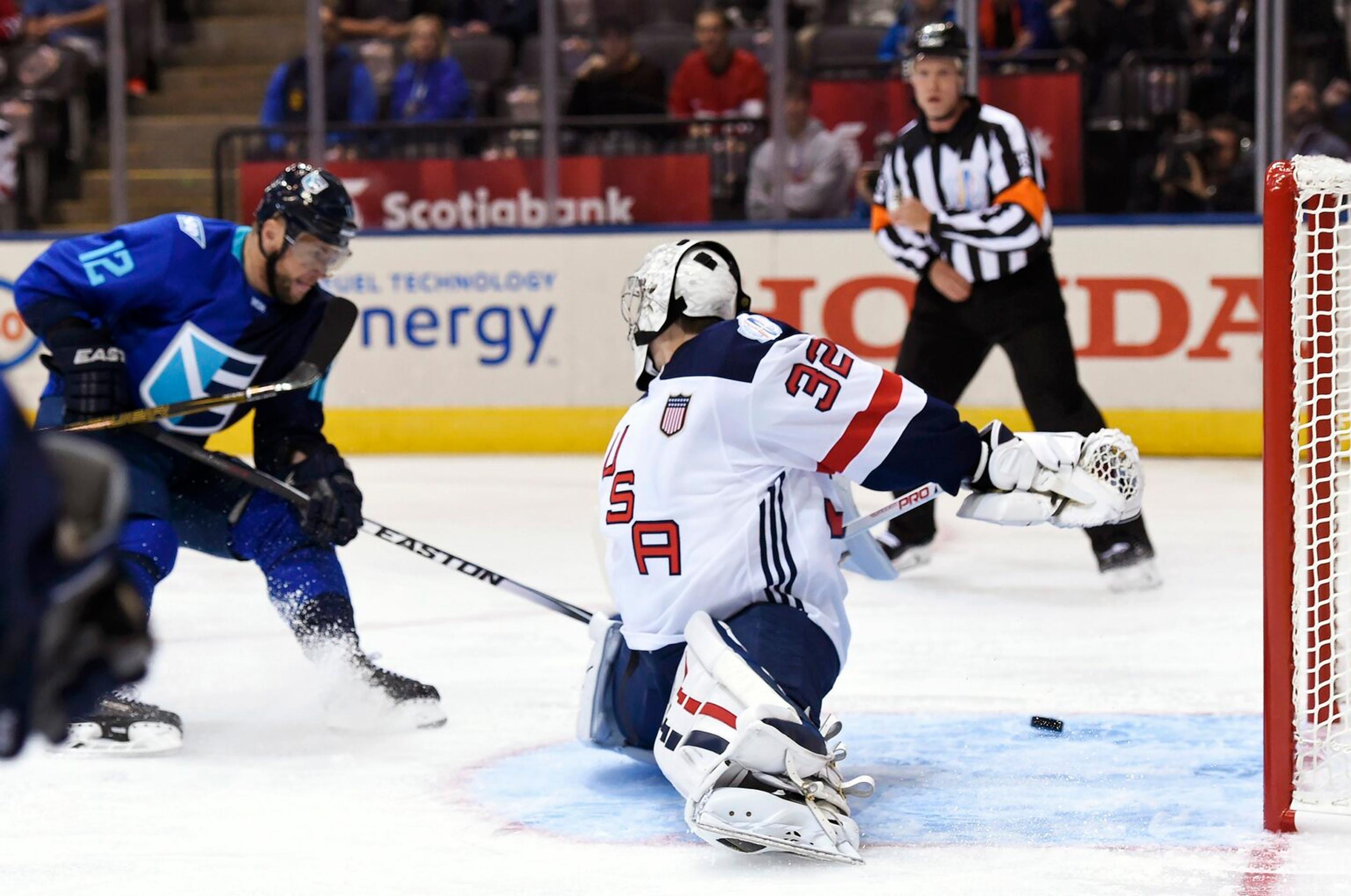 Marián Gáborík otvára stretnutie zápasu Tím Európy - USA.