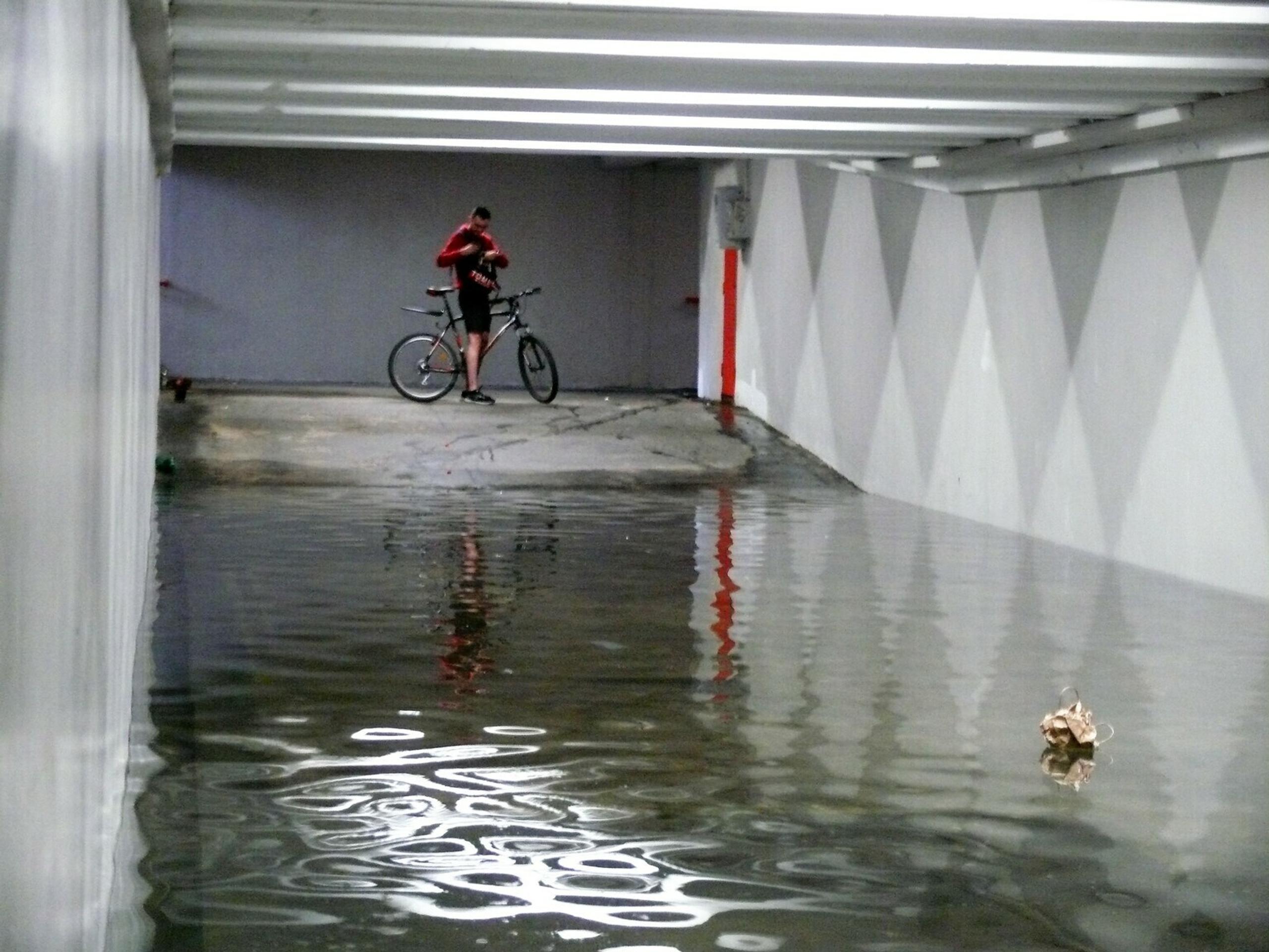 Na snímke vysoká hladina spodnej vody  spôsobila zatopenie podchodu pri Ekonomickej univerzite v Petržalke