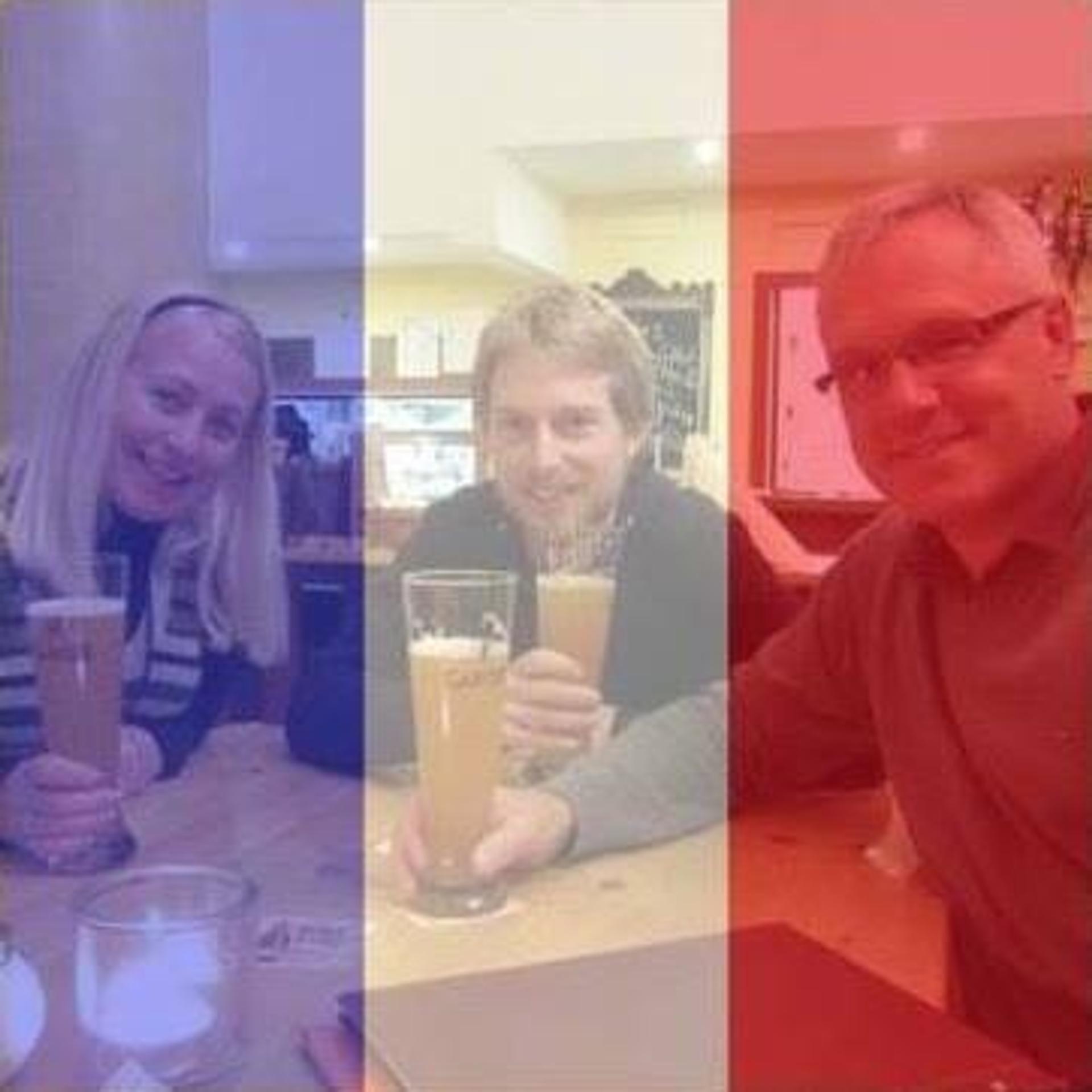 Faceebok zaplavili profilové fotografie zaodeté do francúzskej vlajky.