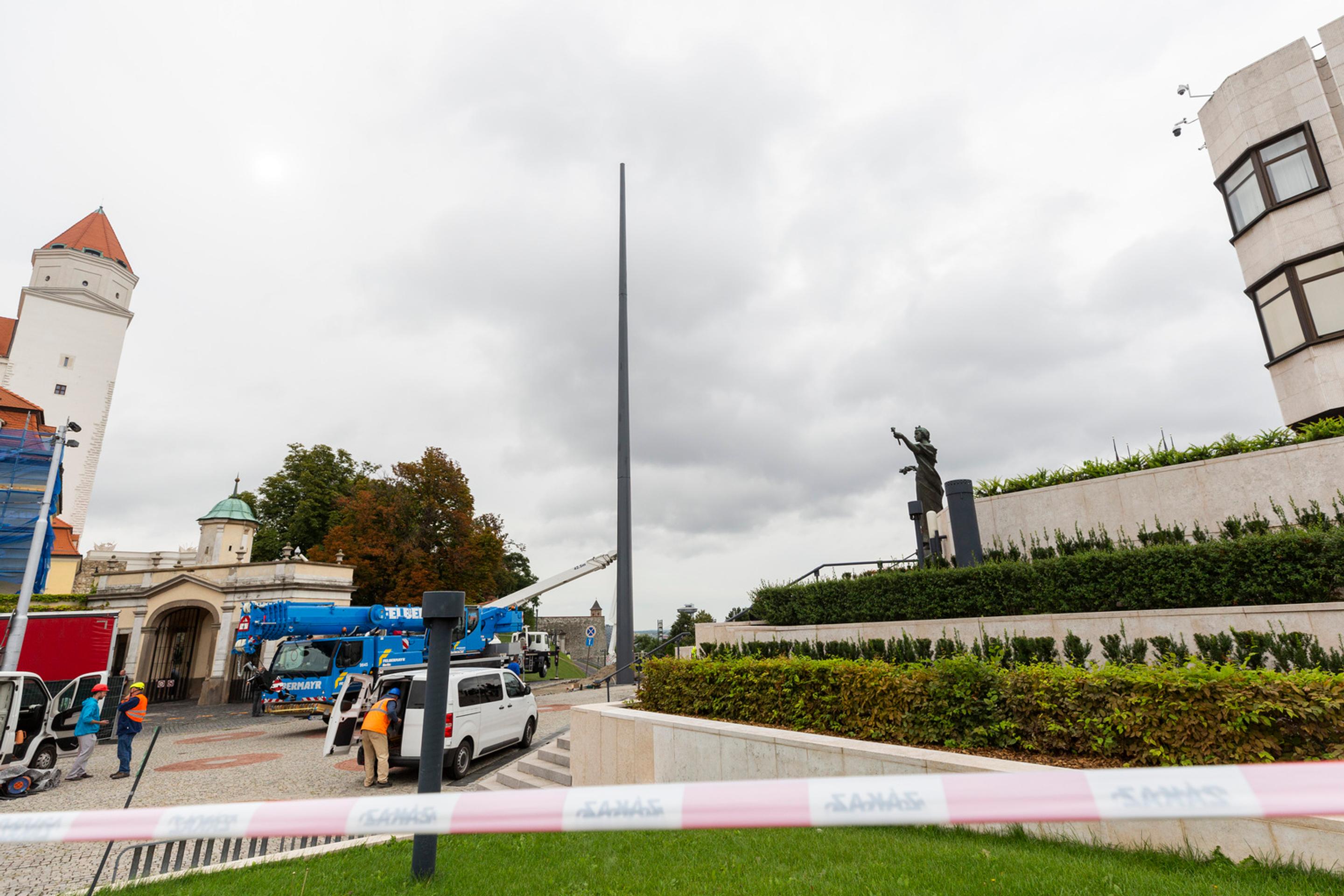 Stožiar pred parlamentom.