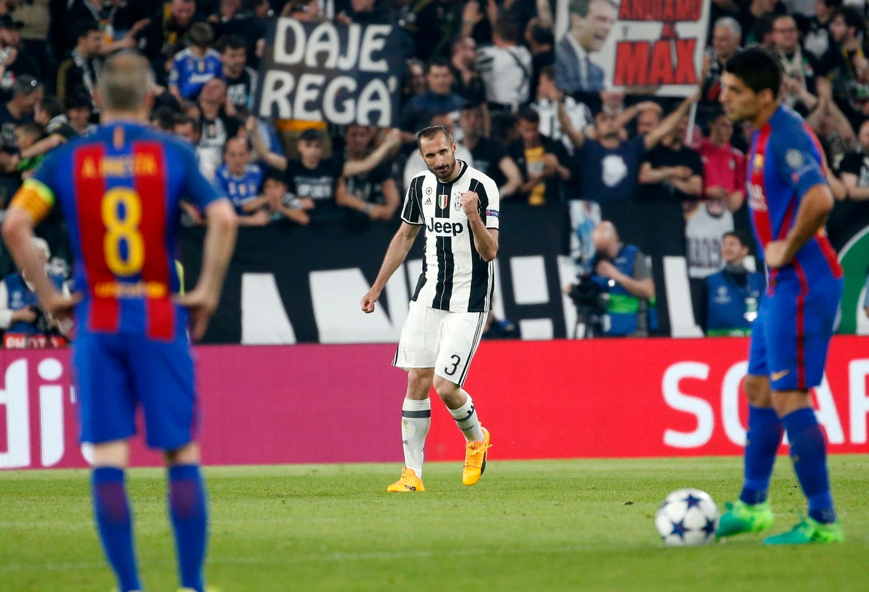 Stopér Juventusu Giorgio Chiellini (v strede) oslavuje svoj gól vo štvrťfinále LM proti Barcelone.